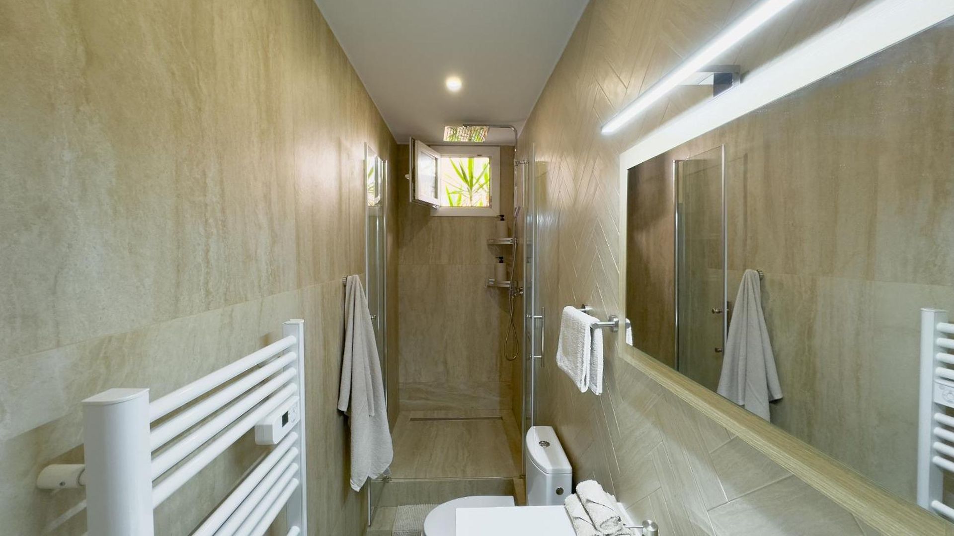- Bright & Modern - Private Terrace - Aircon - Near Train & Appartement *
