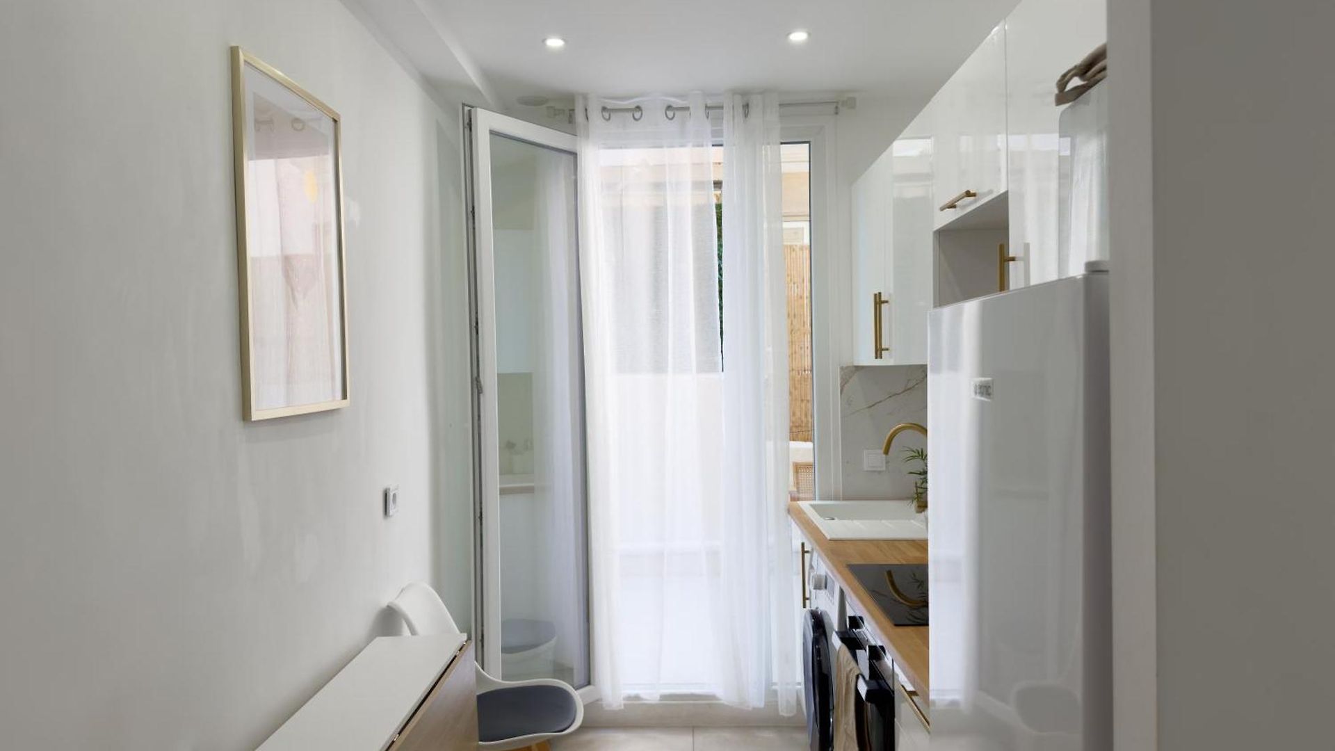 - Bright & Modern - Private Terrace - Aircon - Near Train &