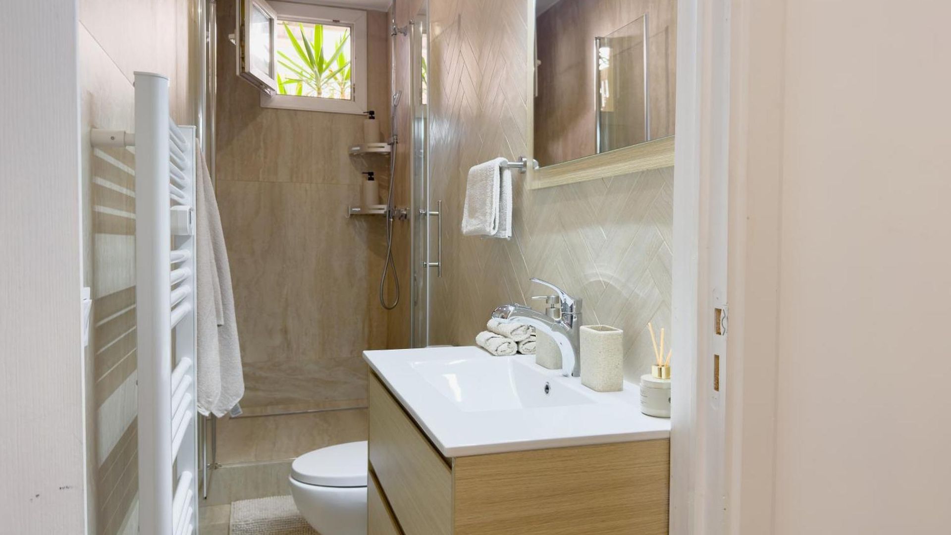 - Bright & Modern - Private Terrace - Aircon - Near Train & Appartement *