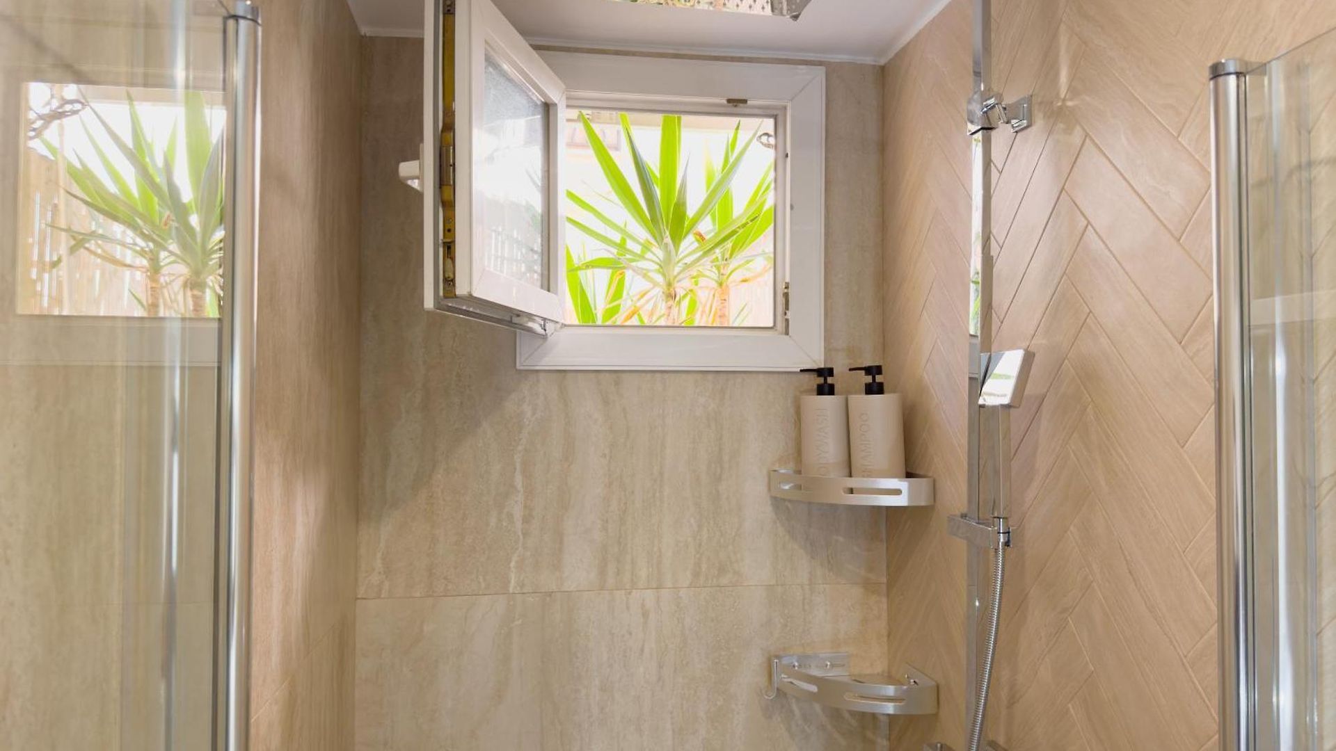 - Bright & Modern - Private Terrace - Aircon - Near Train & Appartement