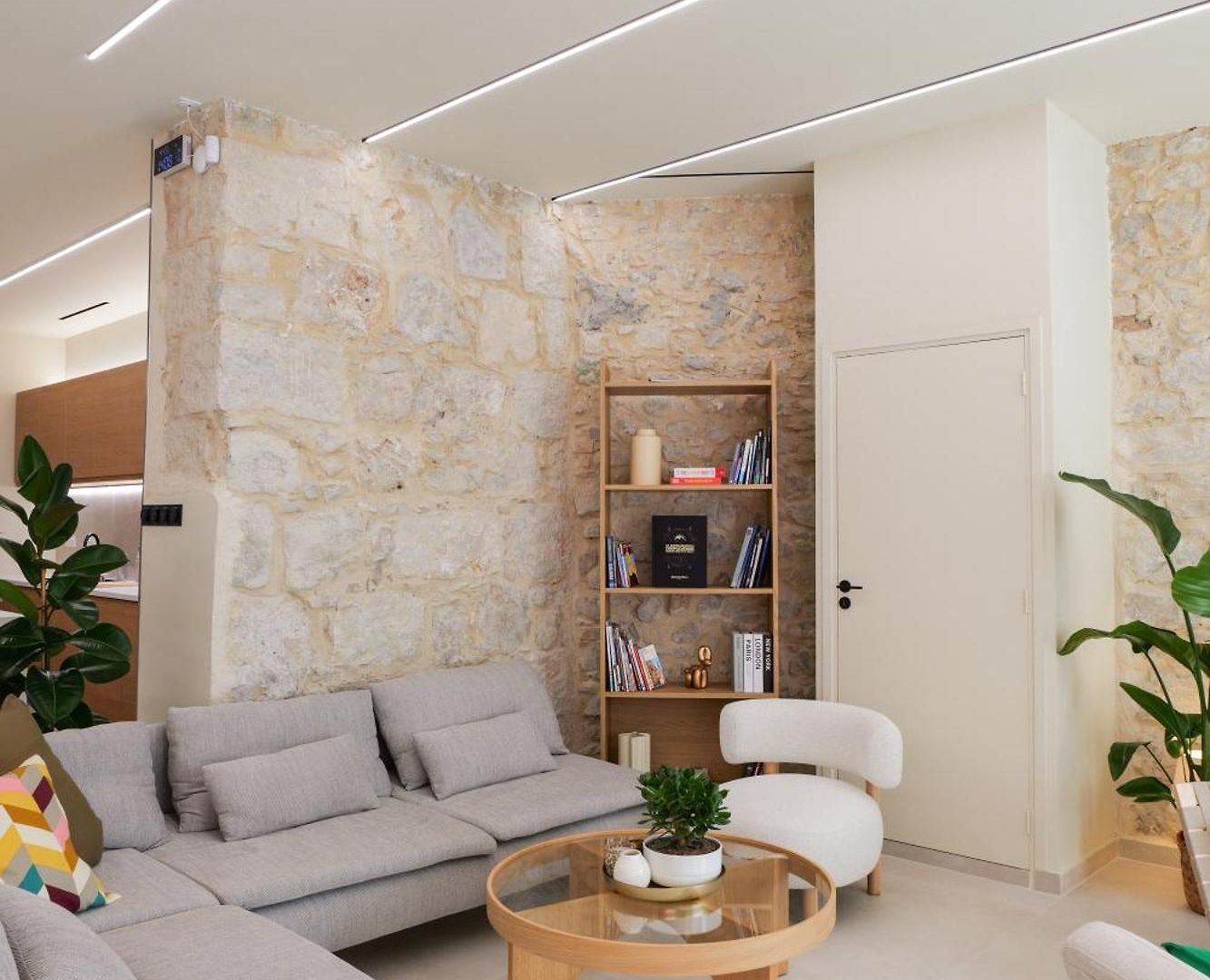 Extra Spacious Modern Hub Center