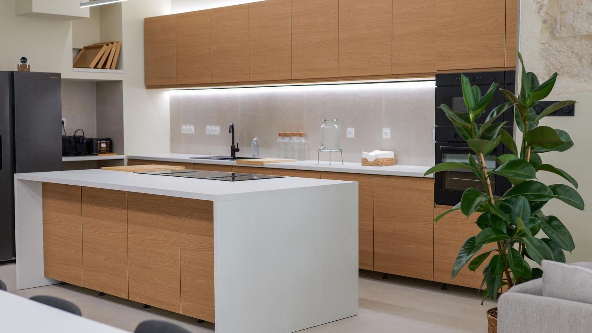 Extra Spacious Modern Hub Center *