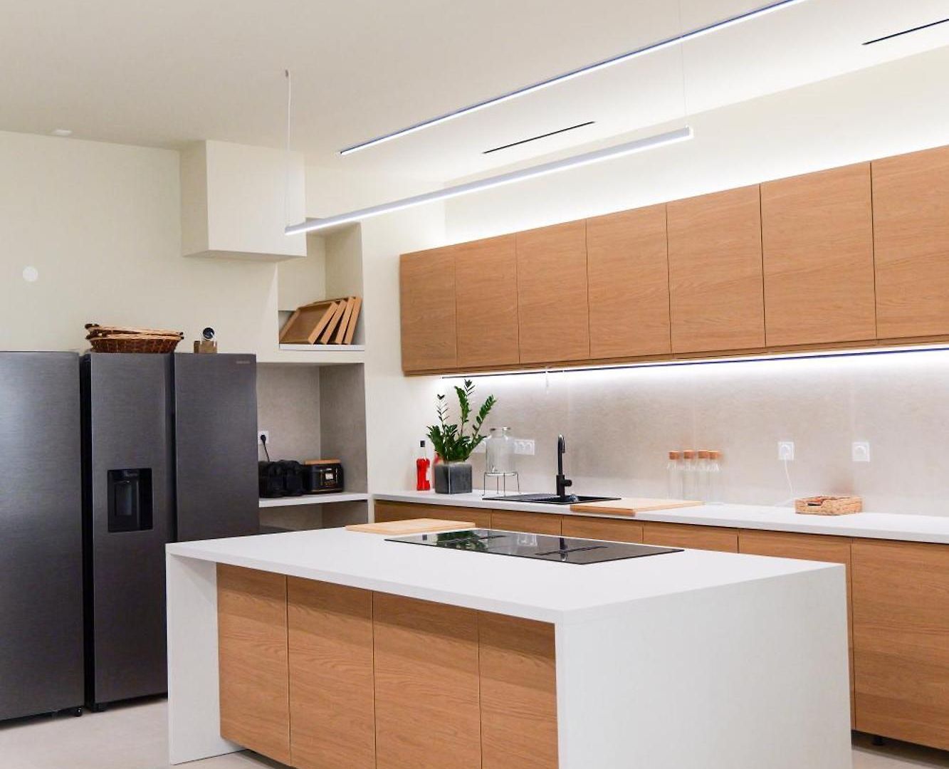 Extra Spacious Modern Hub Center *