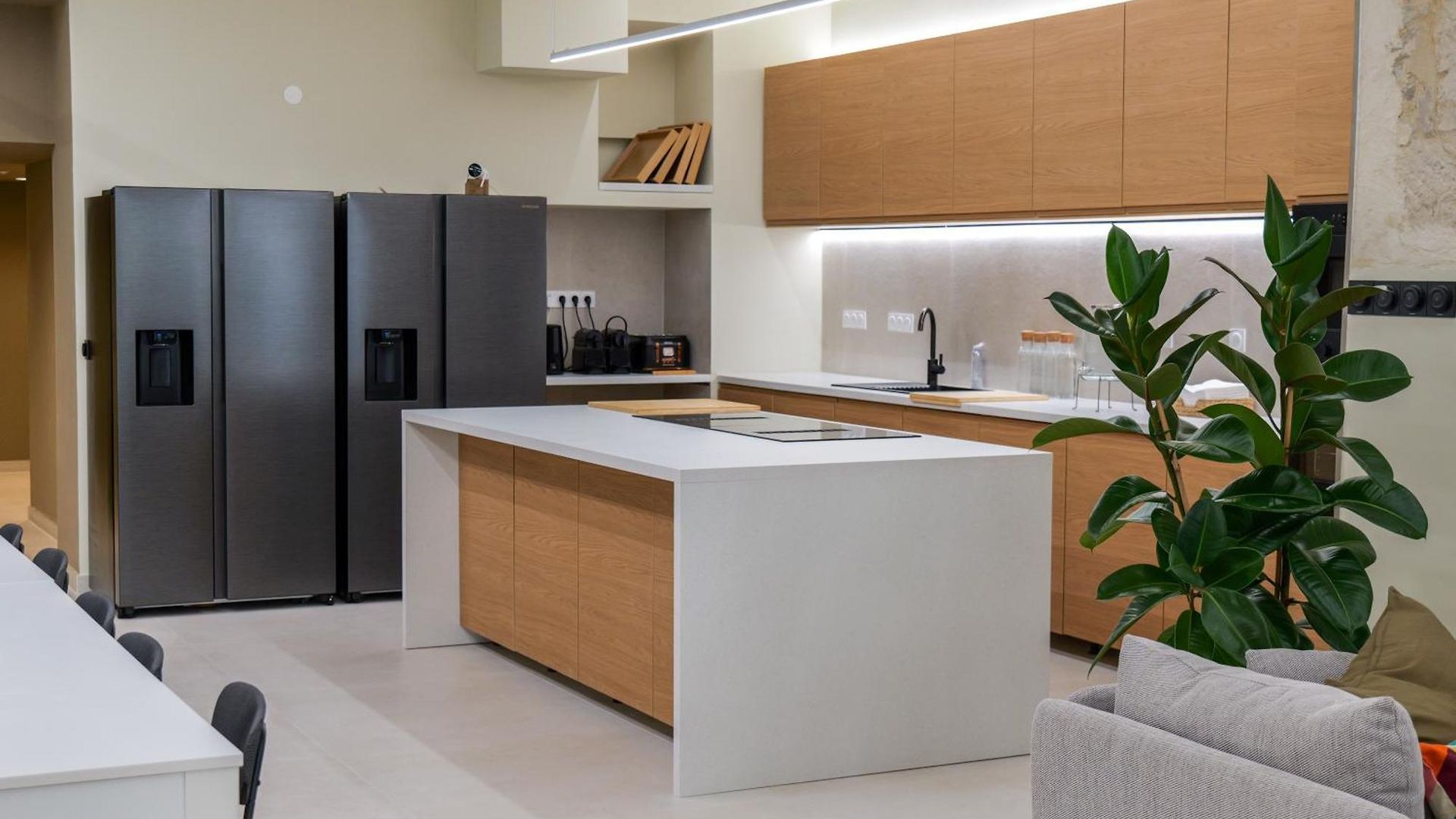 Extra Spacious Modern Hub Center Nice