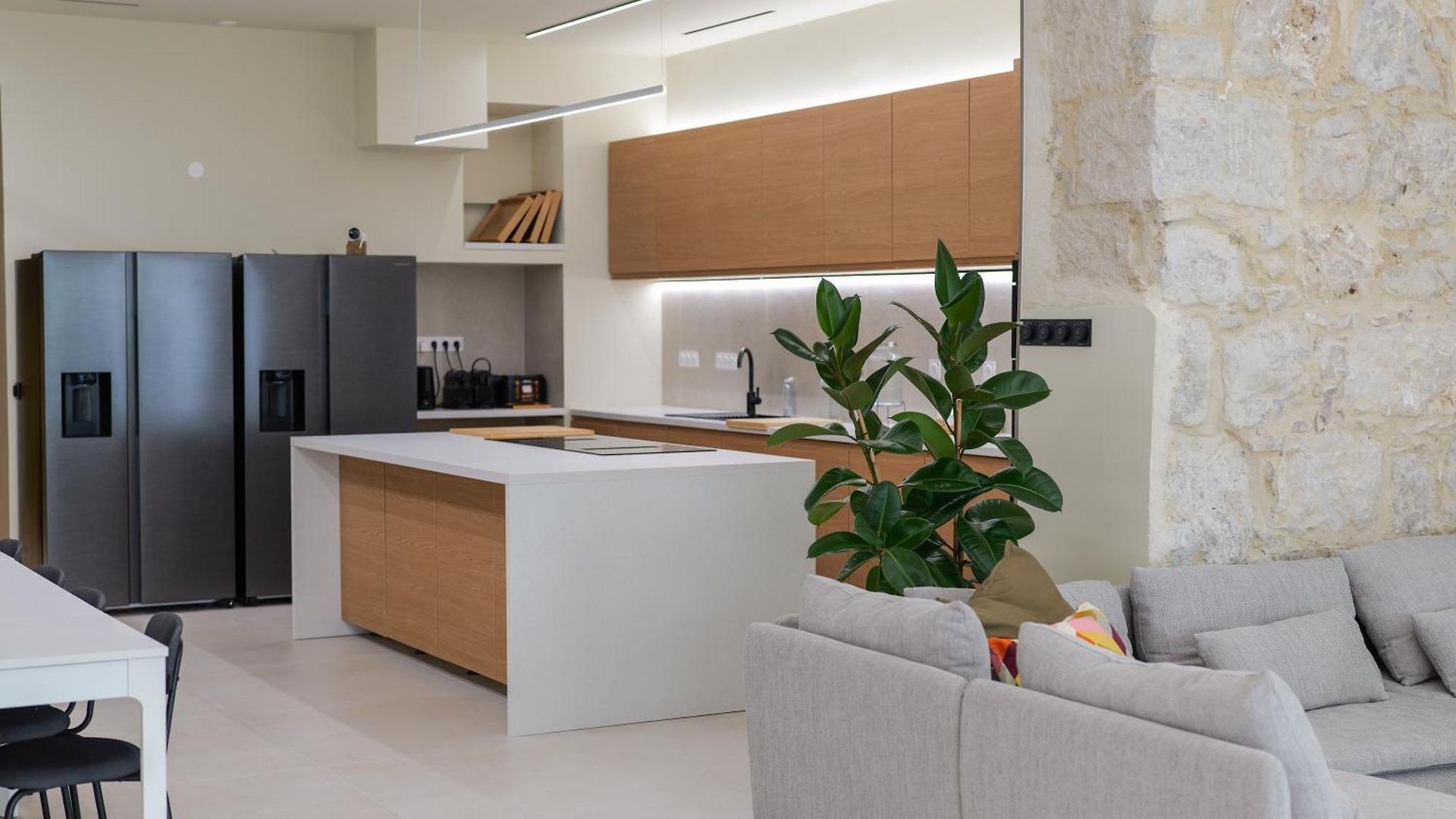 Extra Spacious Modern Hub Center *