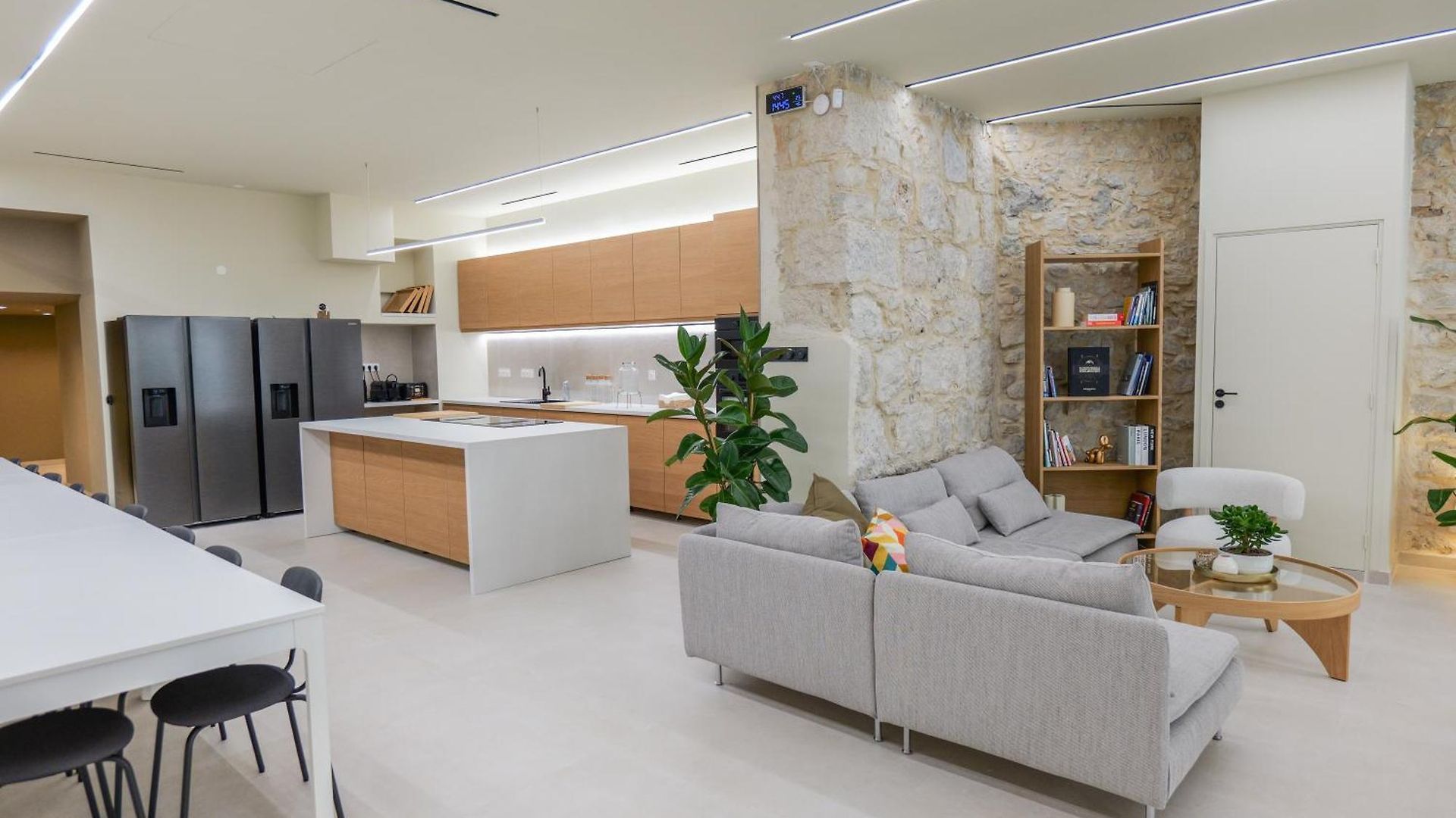 Extra Spacious Modern Hub Center Appartement *