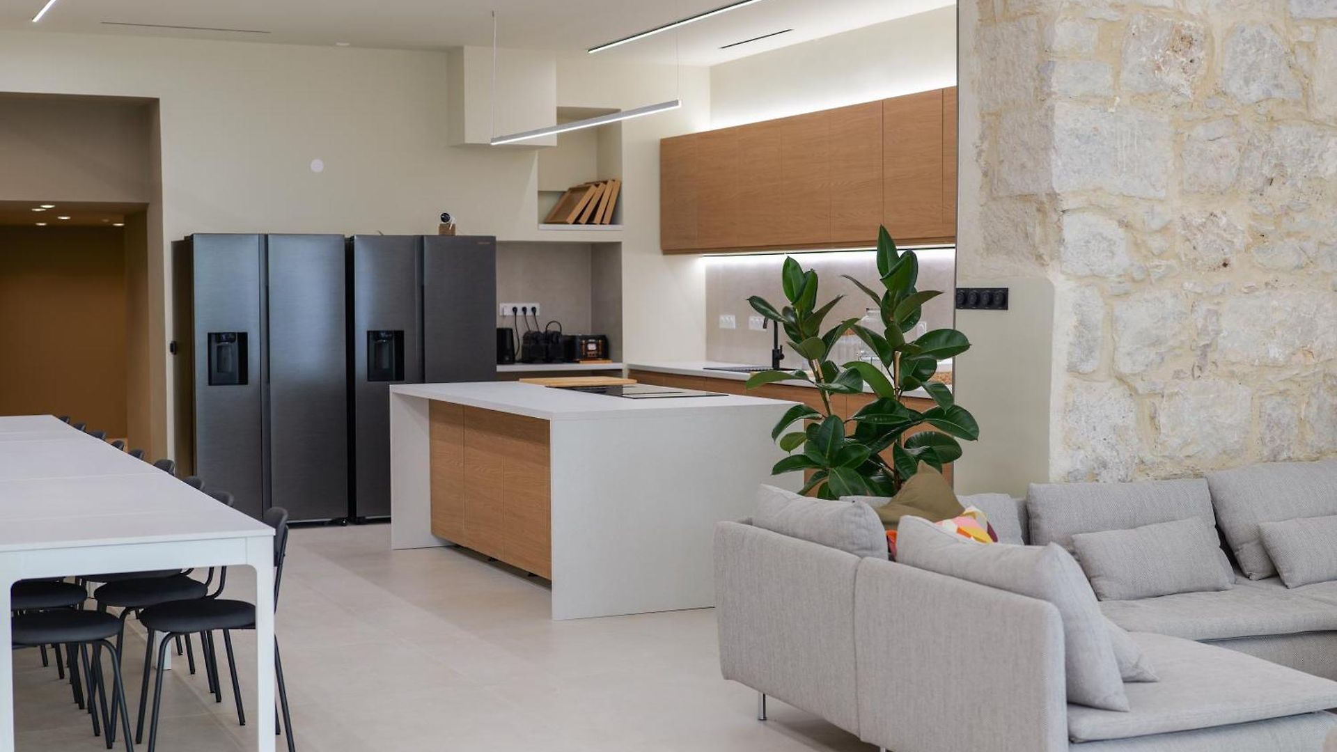 Extra Spacious Modern Hub Center *
