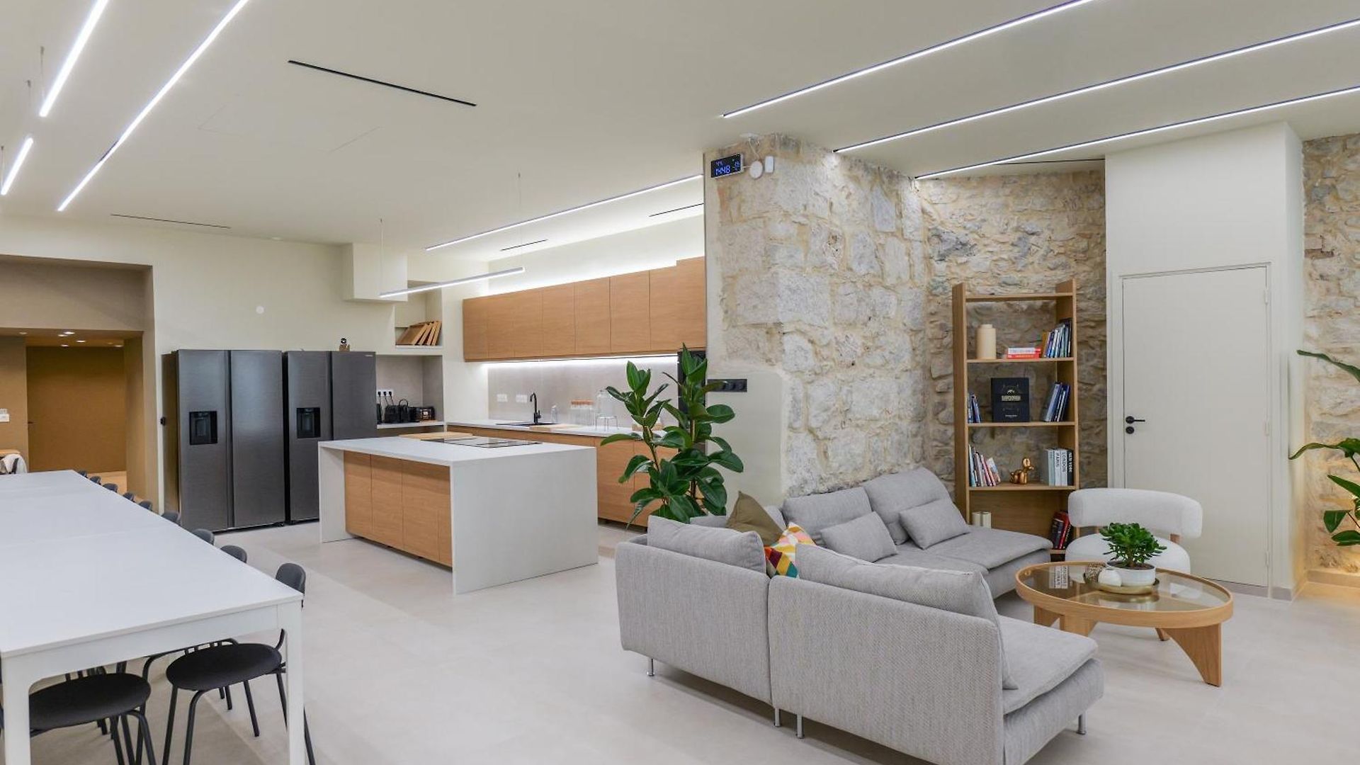 Extra Spacious Modern Hub Center Appartement