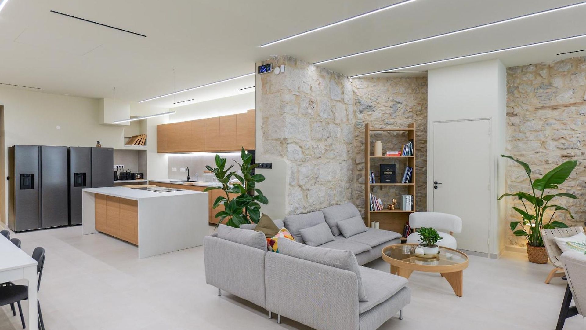 Extra Spacious Modern Hub Center
