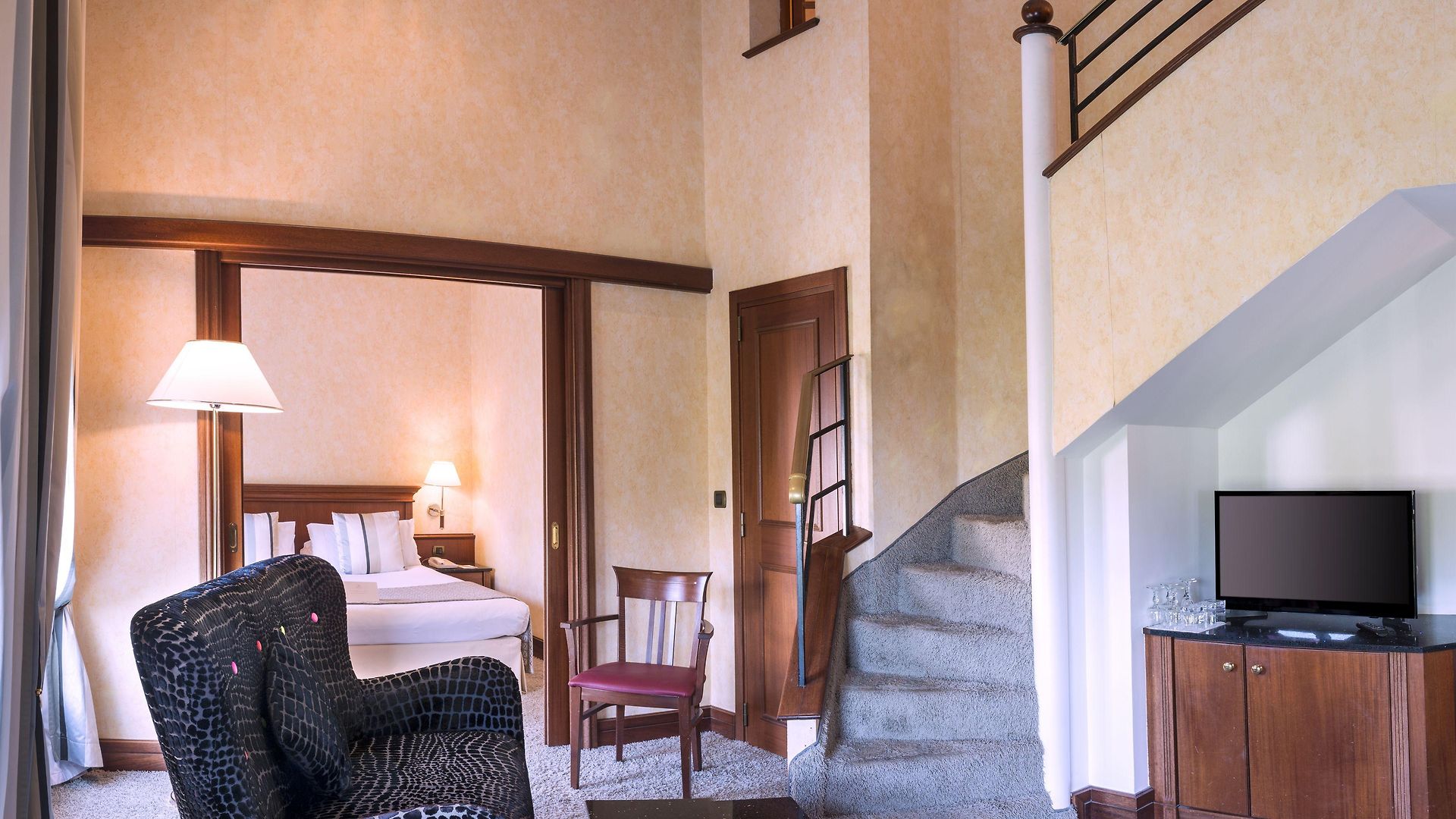 West End Promenade Hotel 4*