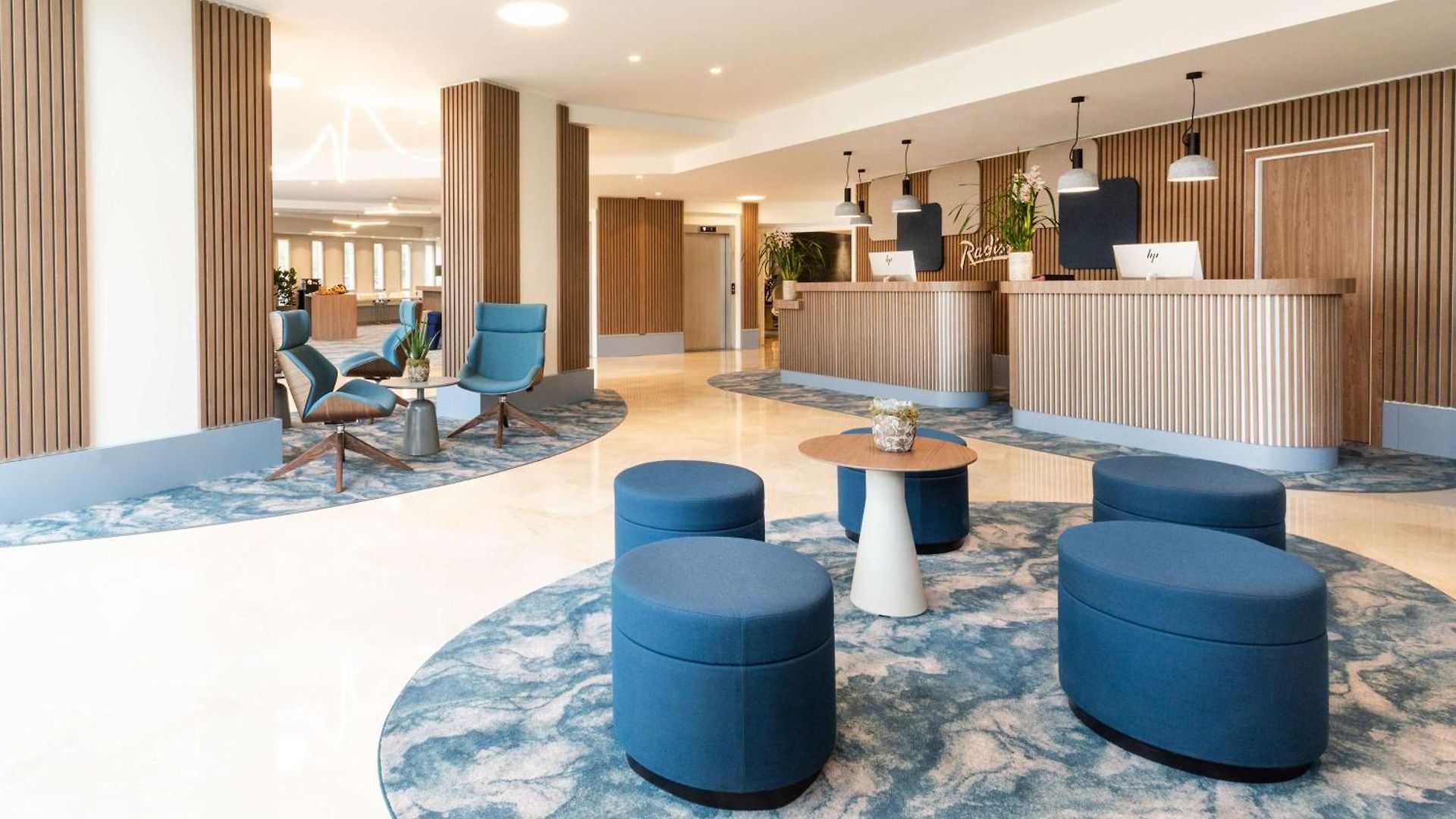 Hotel Radisson Airport 4*