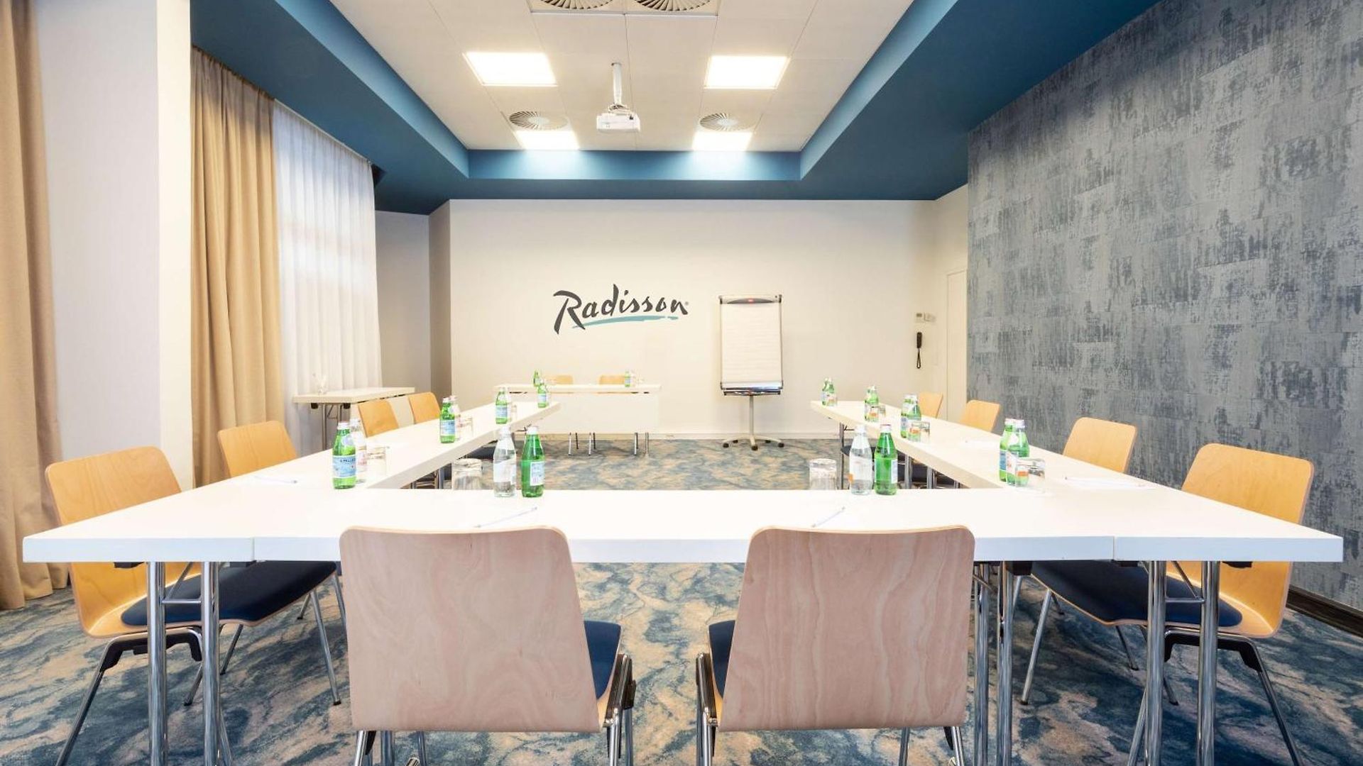 Hotel Radisson Airport 4*