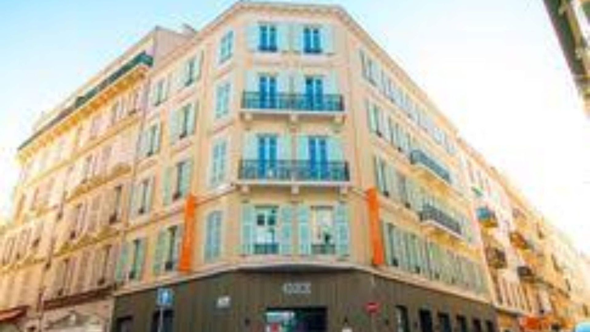 Ozz Auberge de jeunesse *