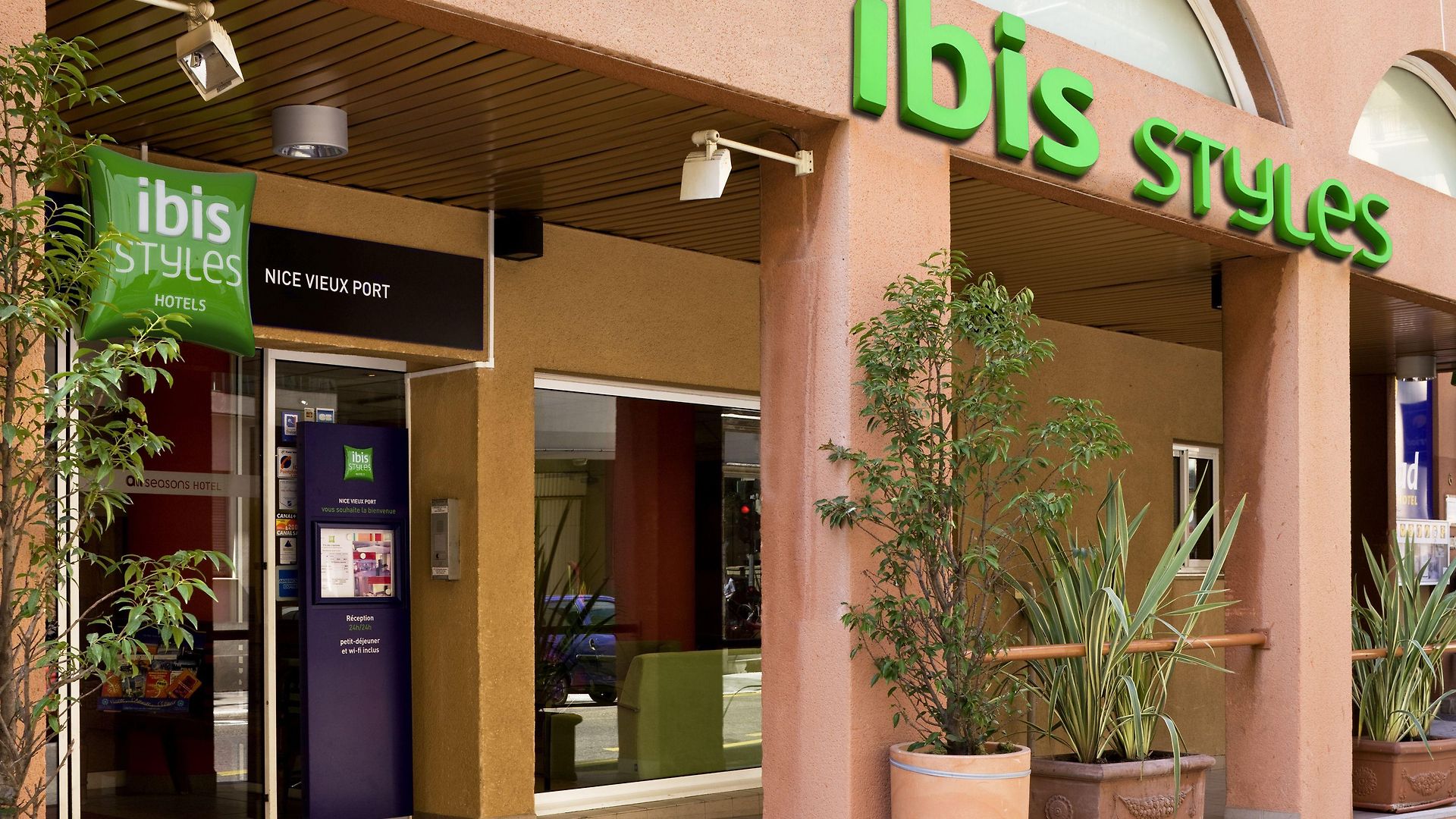 Ibis Styles Centre Port Hotel 3*