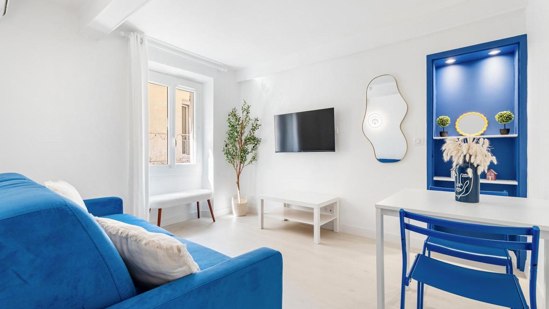 Apartment Renting - 6c France - Chic Pedestrian Zone Sea Massena Nice