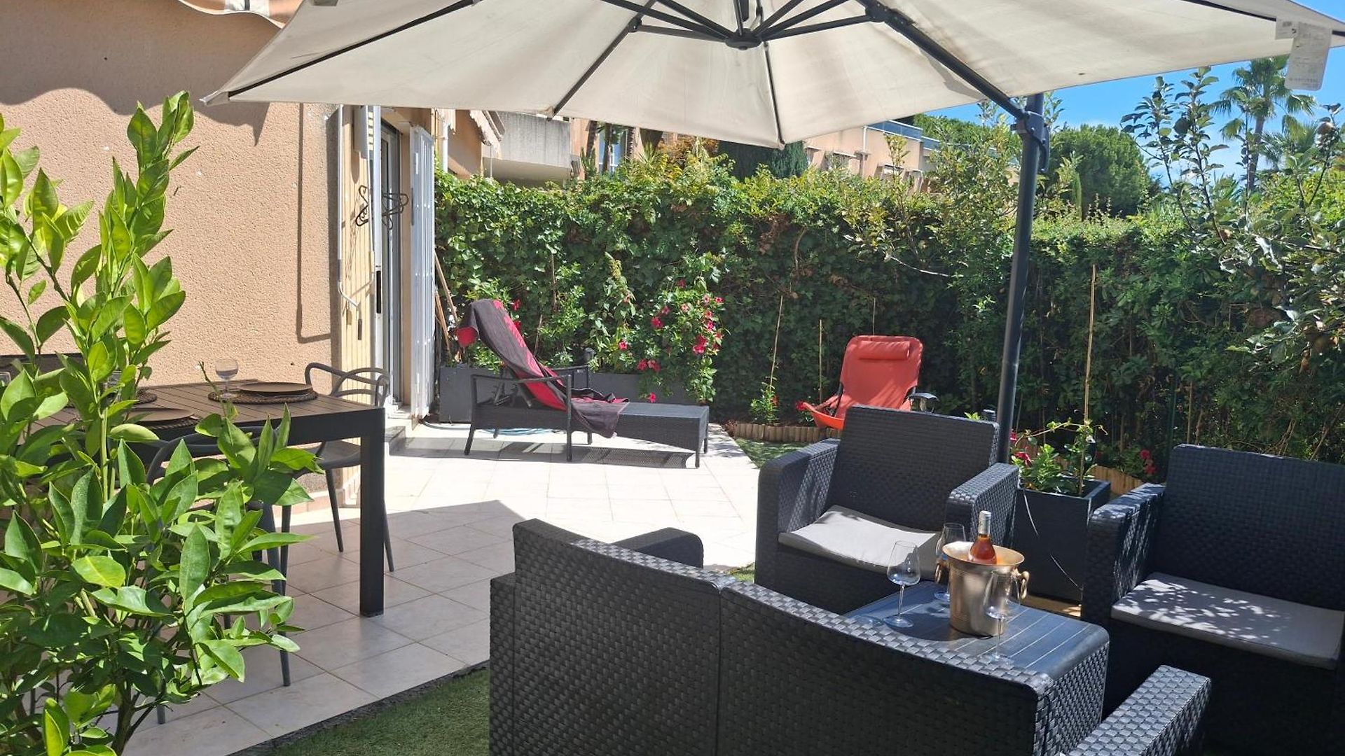 Lovely With Private Garden And A Swimming-pool Apartment Nice