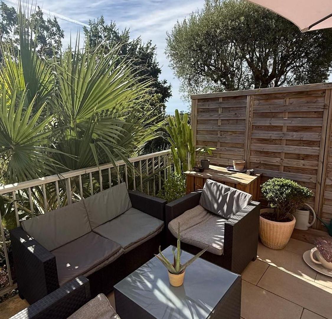 Modern With Sunny Terrace Apartment *