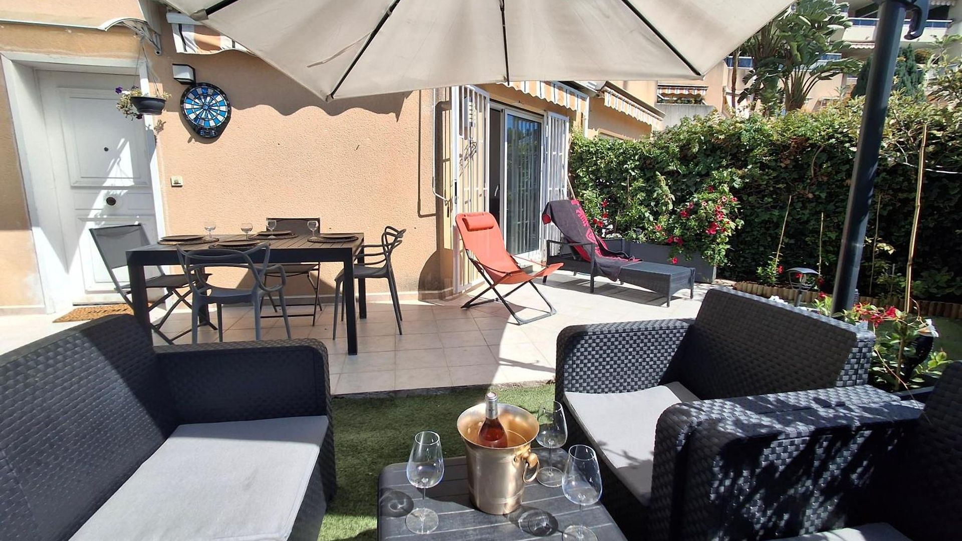 Apartment Lovely With Private Garden And A Swimming-pool Nice