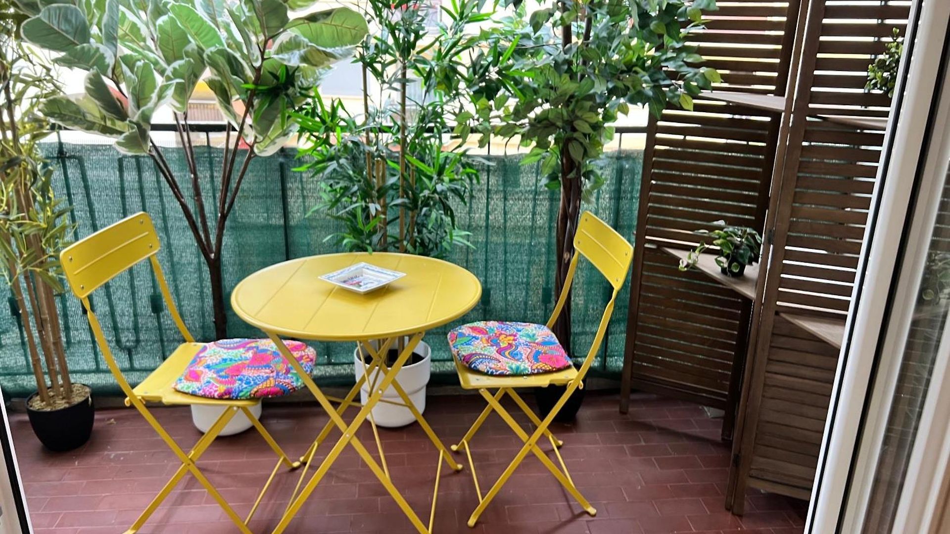 Bel Spacieux Avec Joli Balcon Arboré, Calme, Bien Situé, Centre Appartement