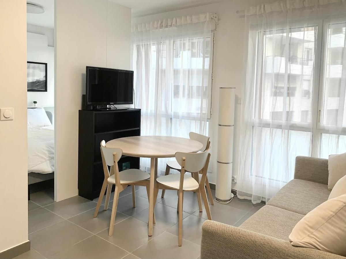 Modern Flat - Ac - By Port, Old Town & Train Station Apartment *
