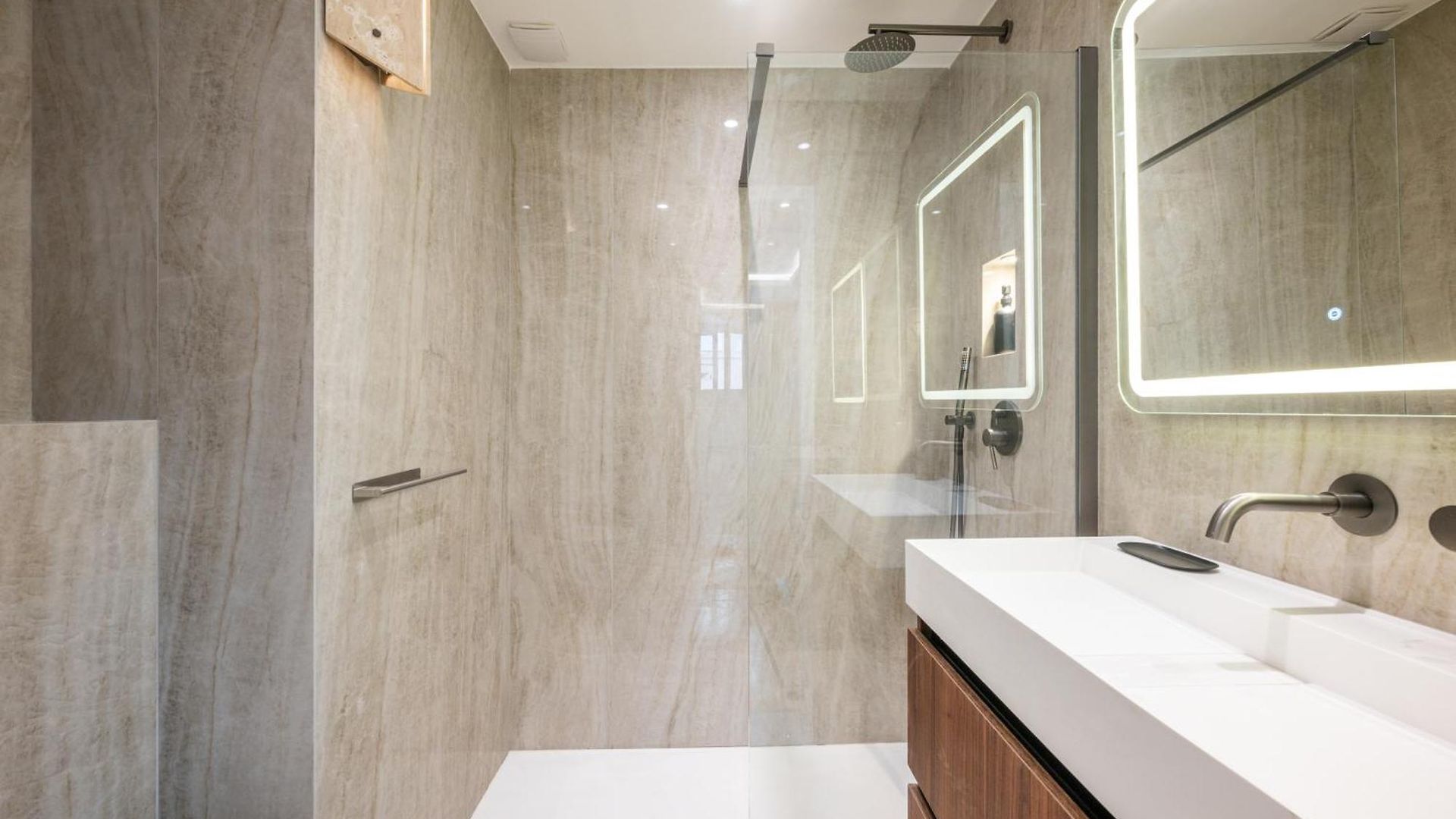 Luxueux, Spacieux Dans Le Quartier Du Port Apartment *