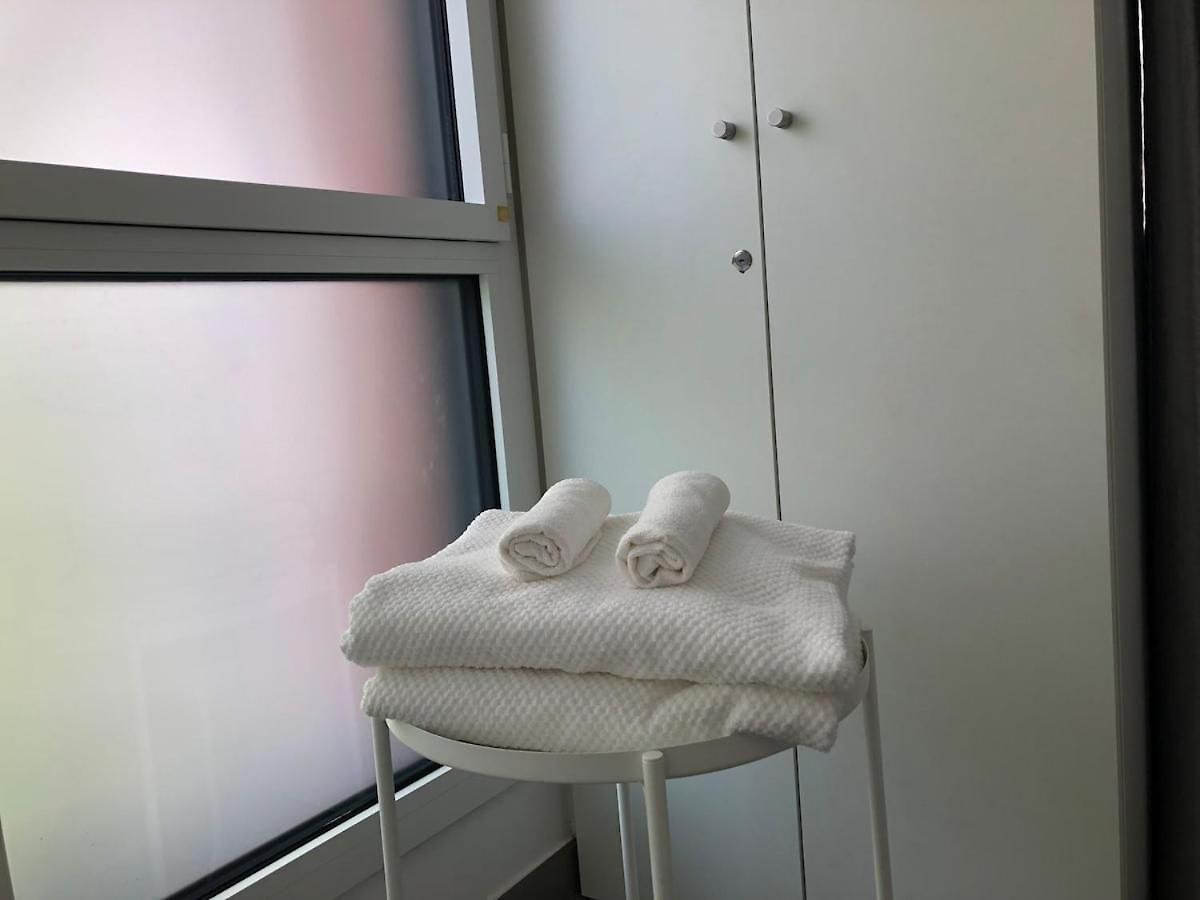 Modern Flat - Ac - By Port, Old Town & Train Station Apartment *