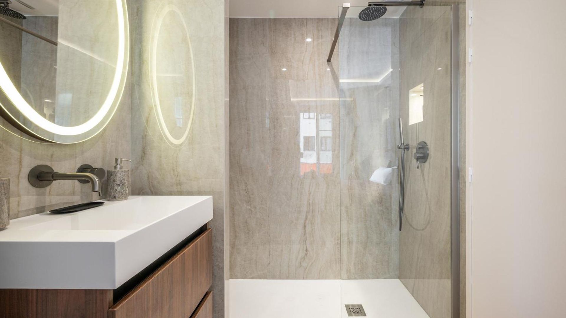 Luxueux, Spacieux Dans Le Quartier Du Port Apartment *