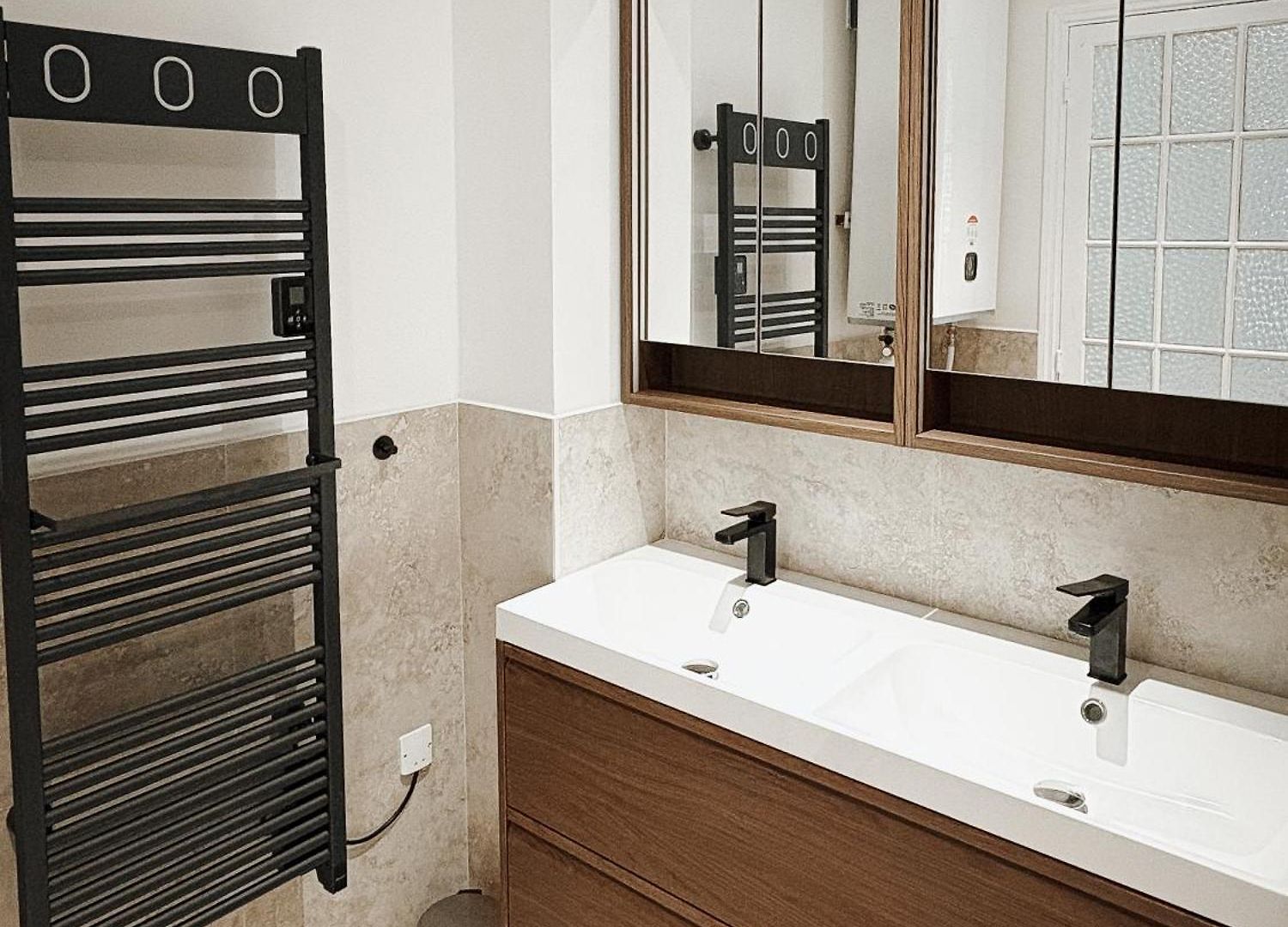 Center - Spacious Luxury With Air Conditioning *