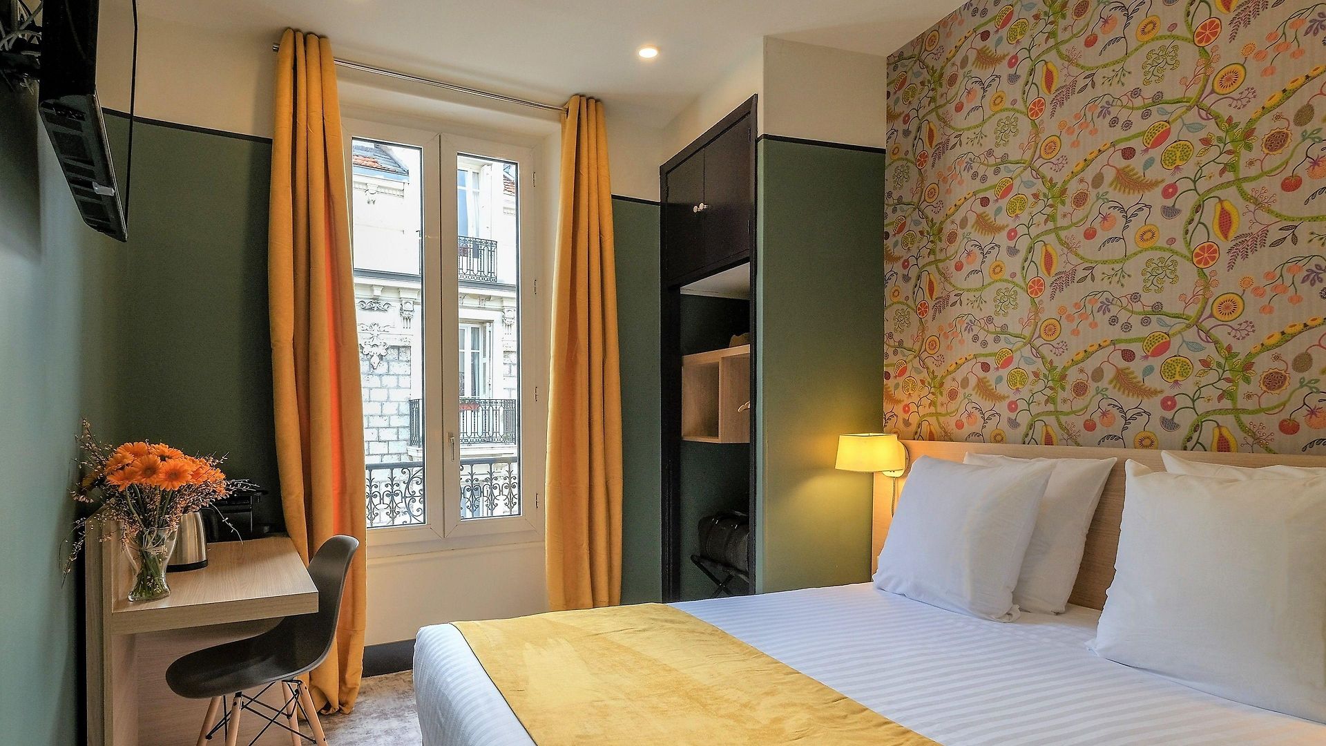 Hotel De France, Un Ammi