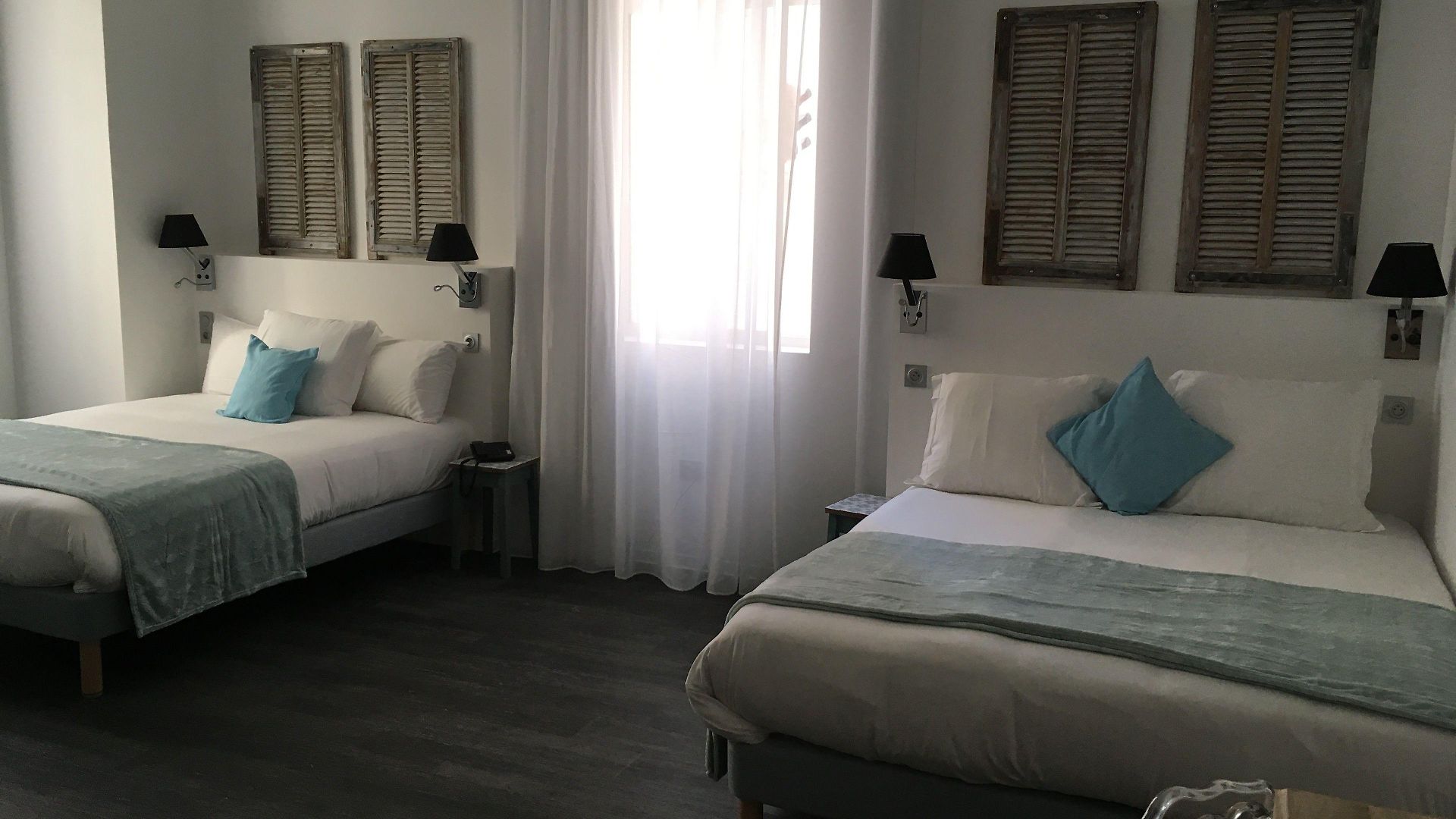 La Promenade Hotel