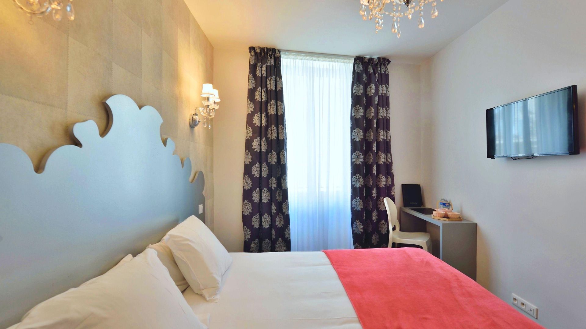 La Promenade Hotel
