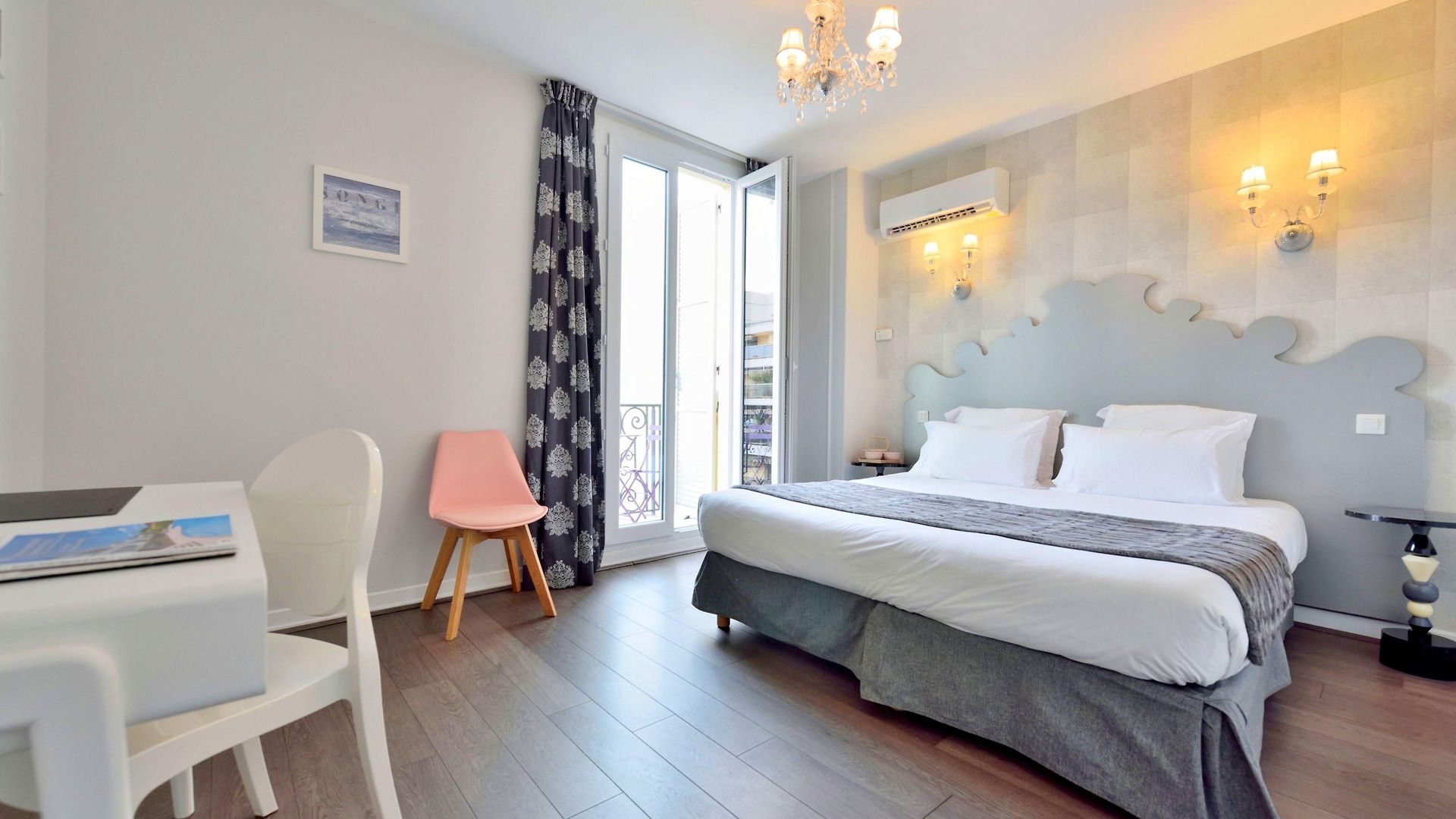 La Promenade Hotel