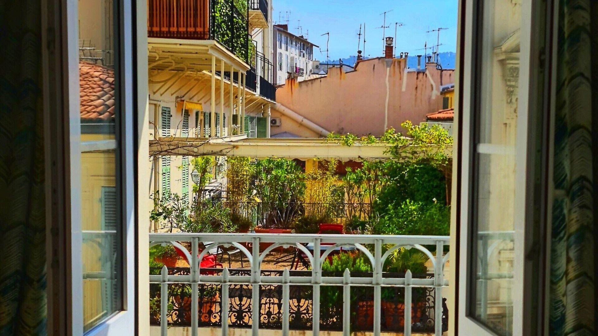 Hotel Le Petit Trianon Et Le Charme Des 2*