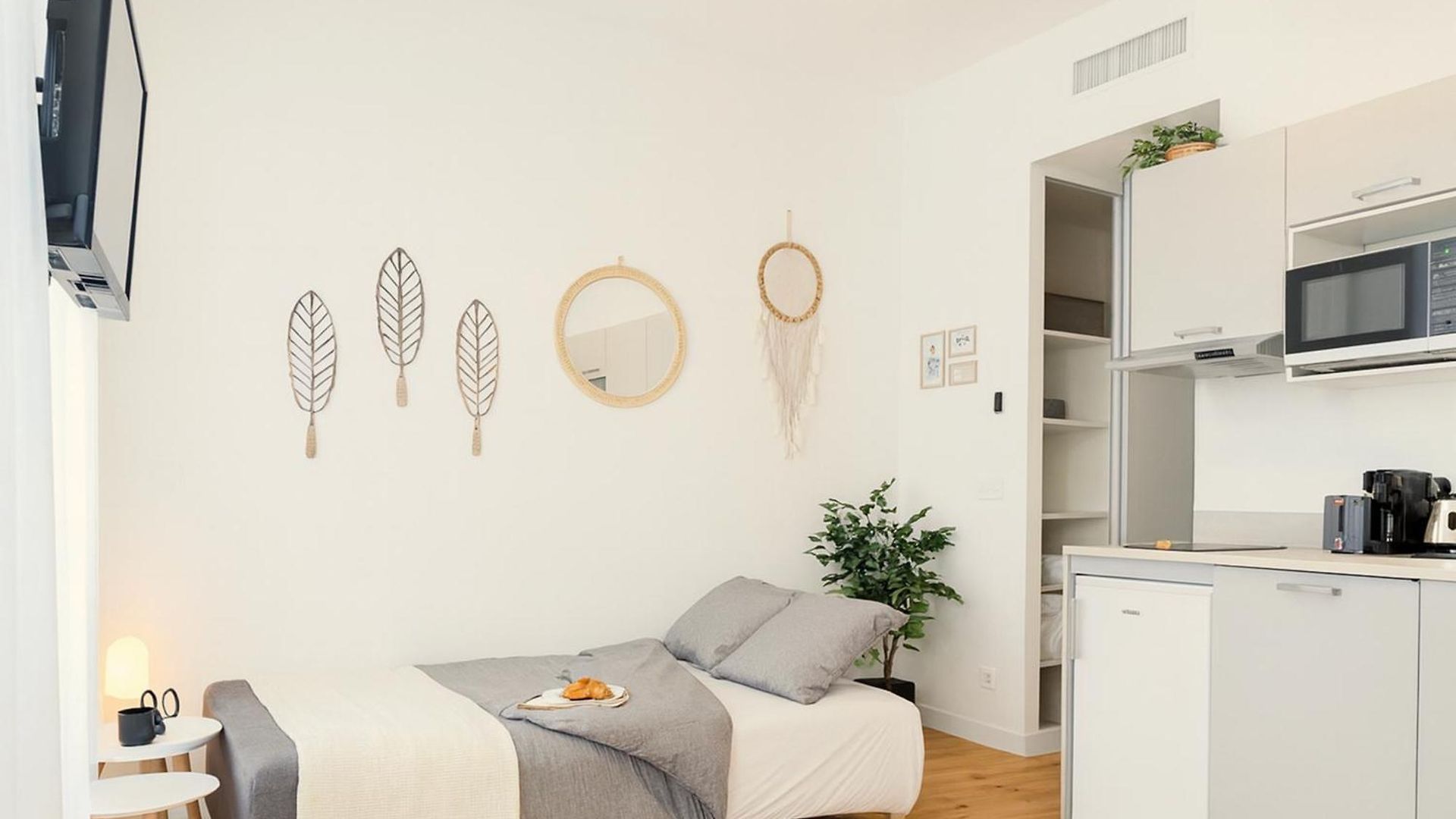 Modern With Ac Near Old & * Nice