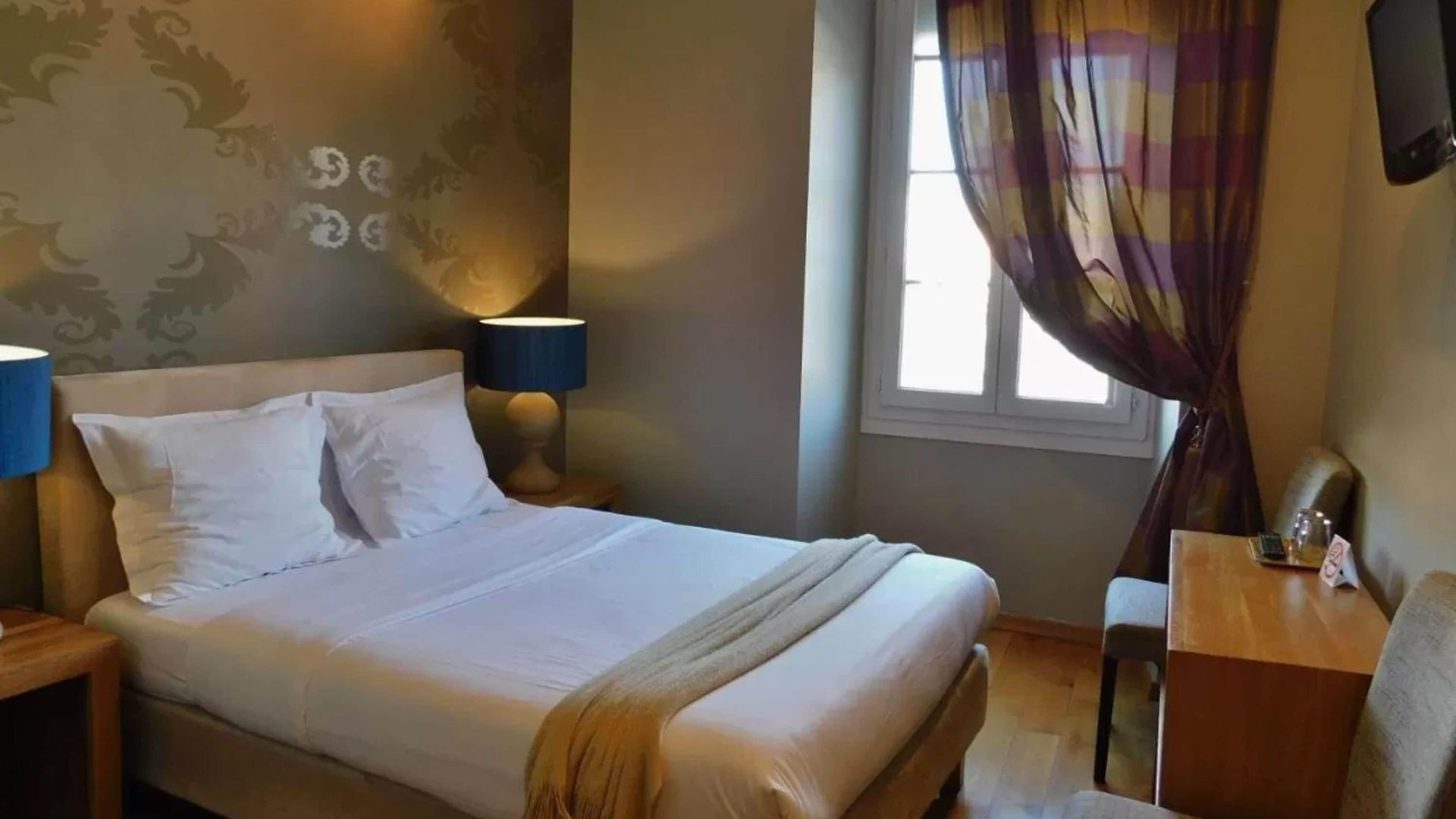 Hotel De La 2*