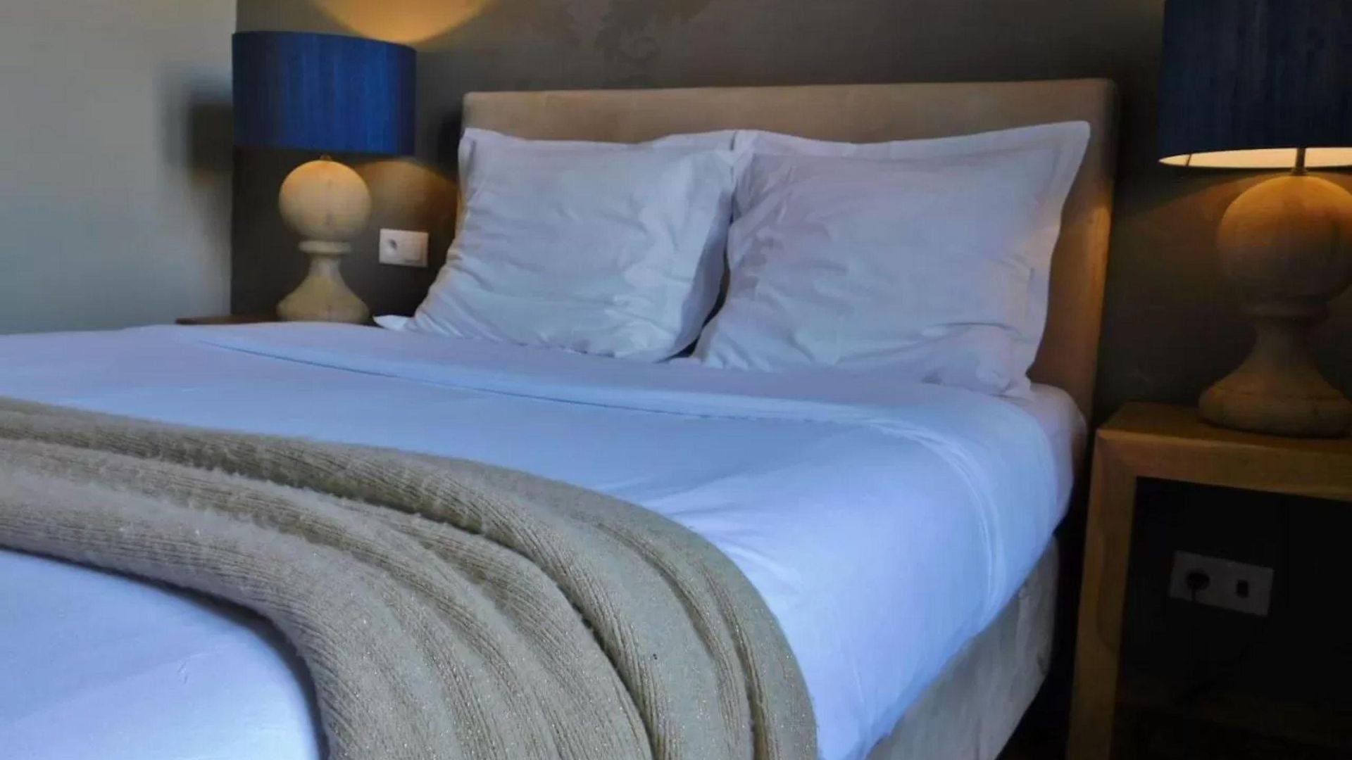 Hotel De La 2*