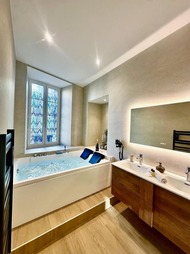 Appartement Magnifique - Jacuzzi - Port De *