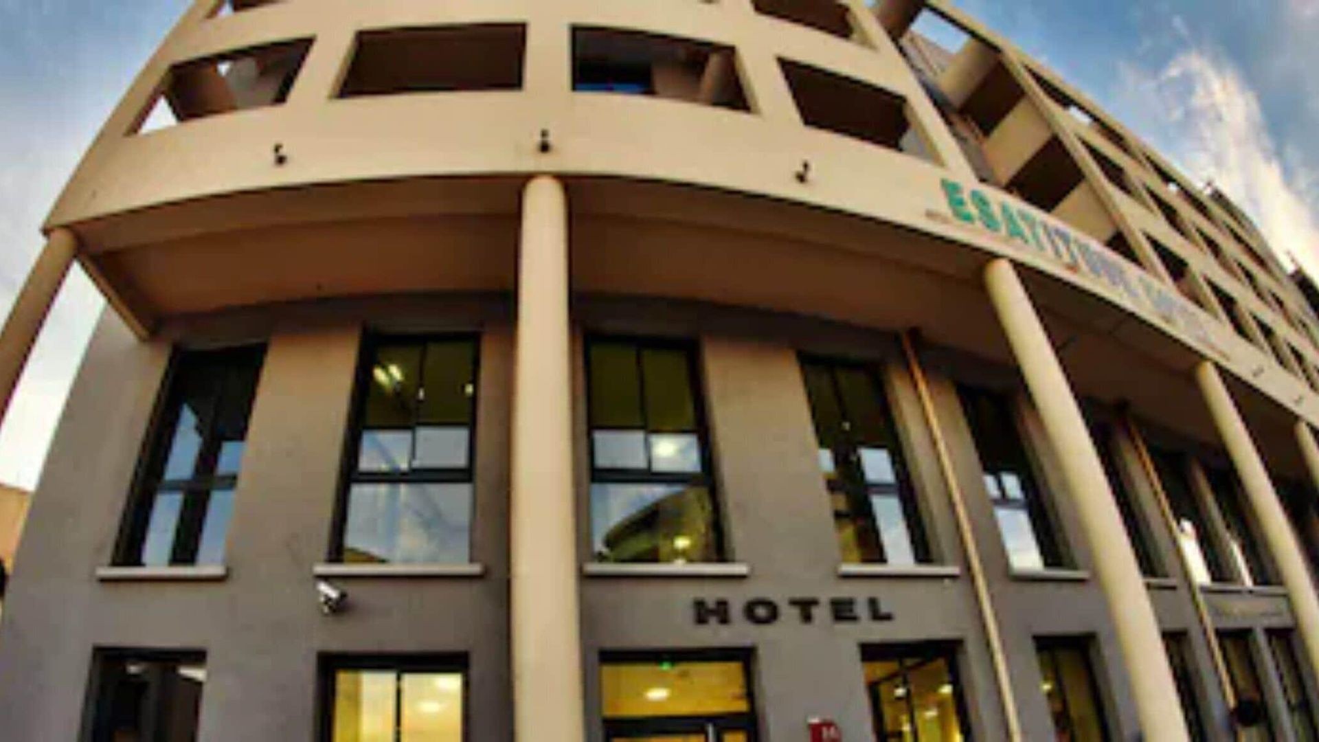 Esatitude Hotel