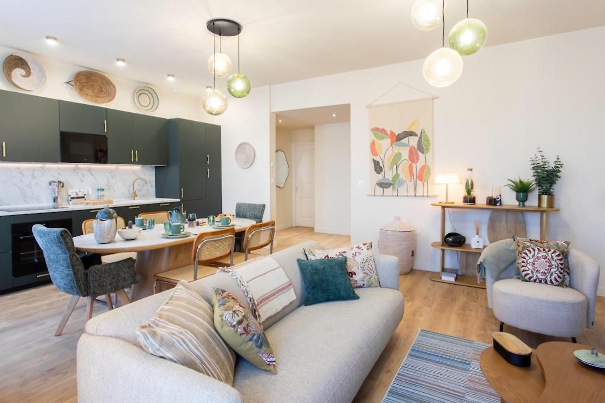 Appartement L10 Clemenceau Central, Next Train Station