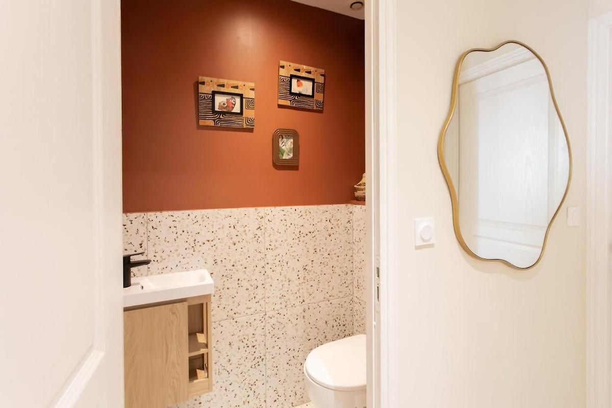 Appartement L10 Clemenceau Central, Next Train Station