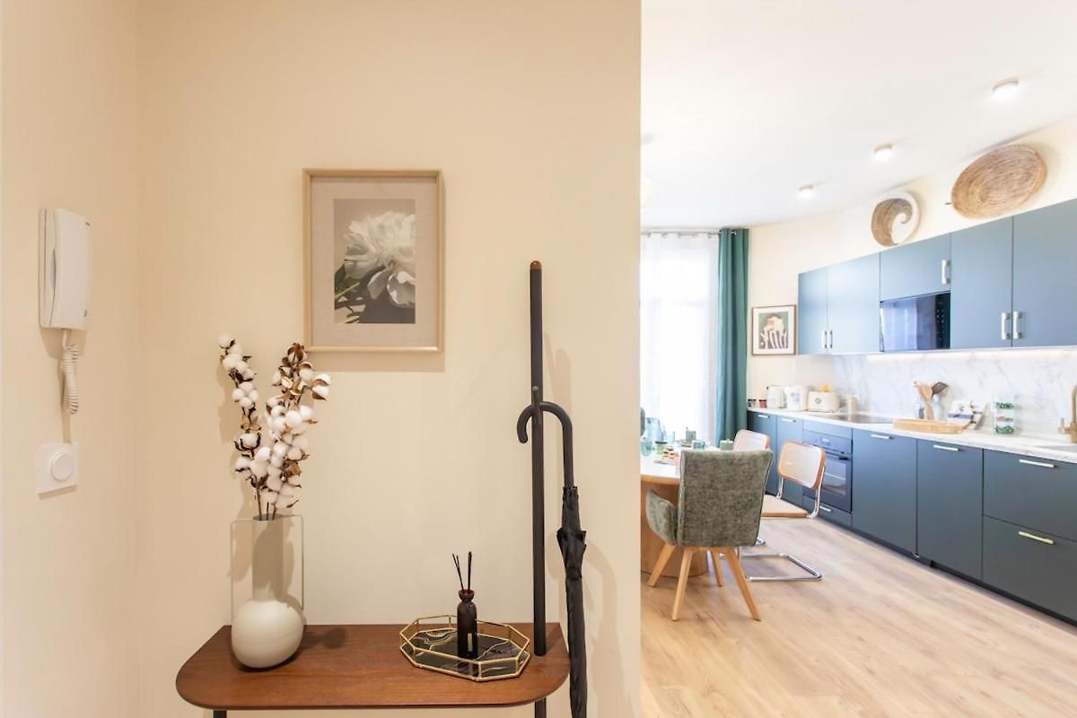 L10 Clemenceau Central, Next Train Station Appartement *