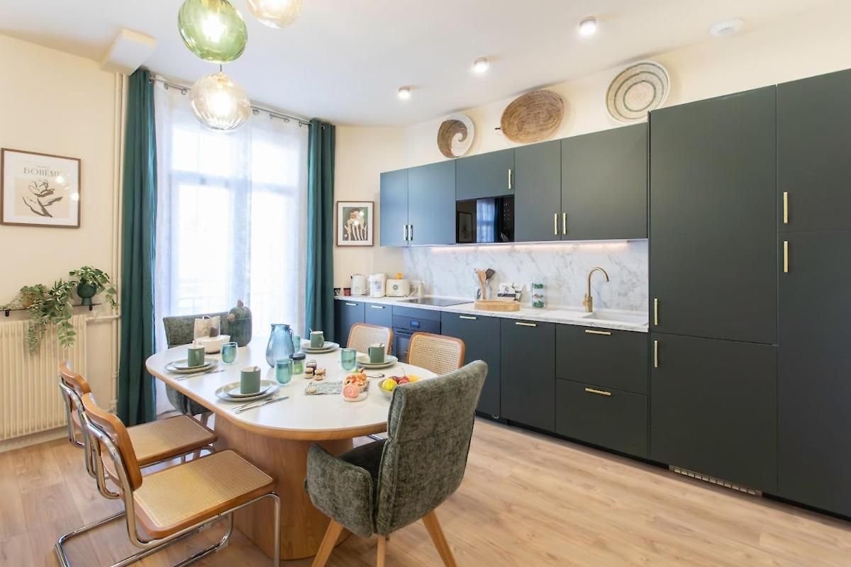 L10 Clemenceau Central, Next Train Station *