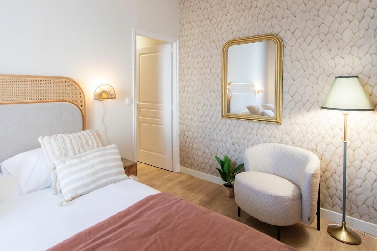 L10 Clemenceau Central, Next Train Station *