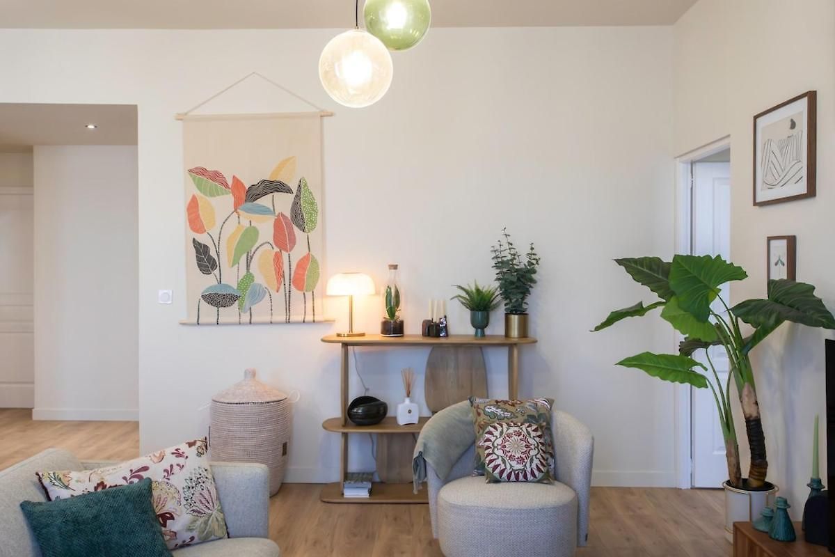 L10 Clemenceau Central, Next Train Station *