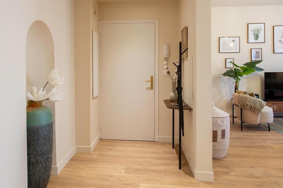Appartement L10 Clemenceau Central, Next Train Station