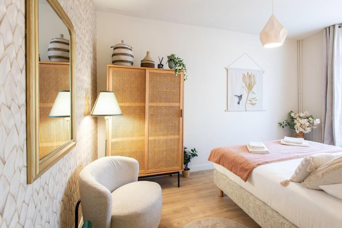 Appartement L10 Clemenceau Central, Next Train Station *
