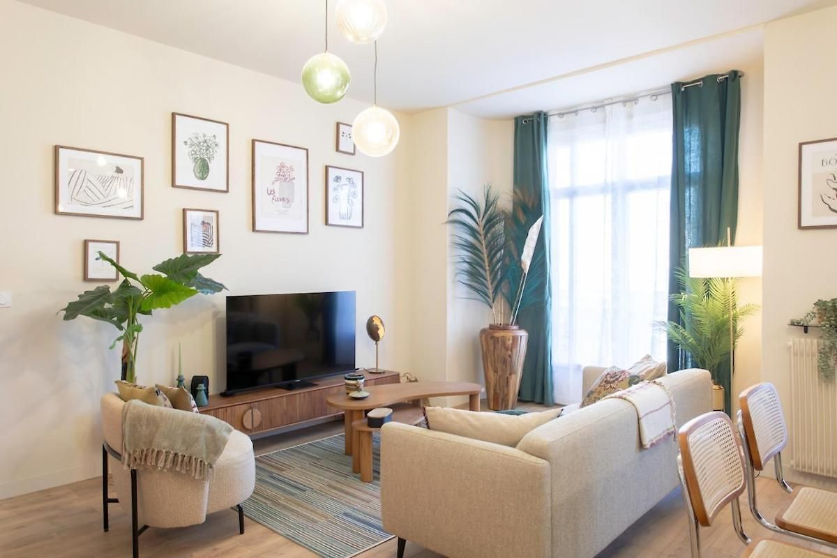 L10 Clemenceau Central, Next Train Station