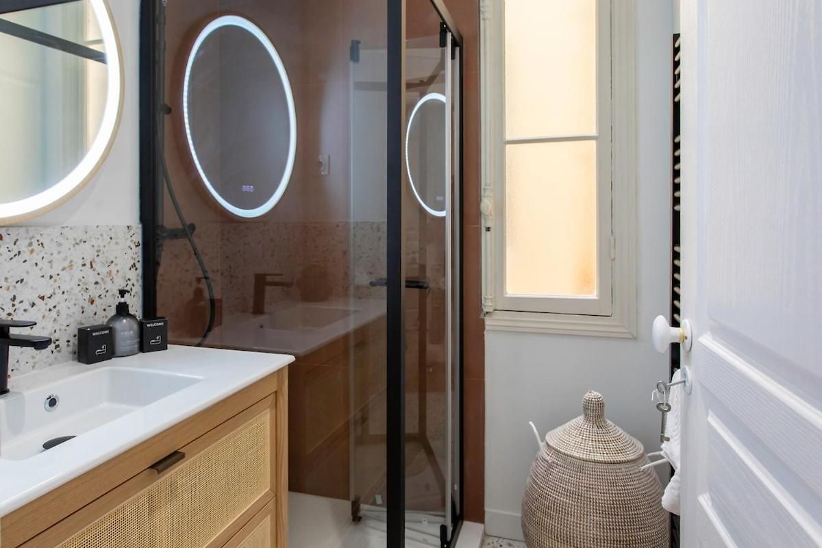 Appartement L10 Clemenceau Central, Next Train Station