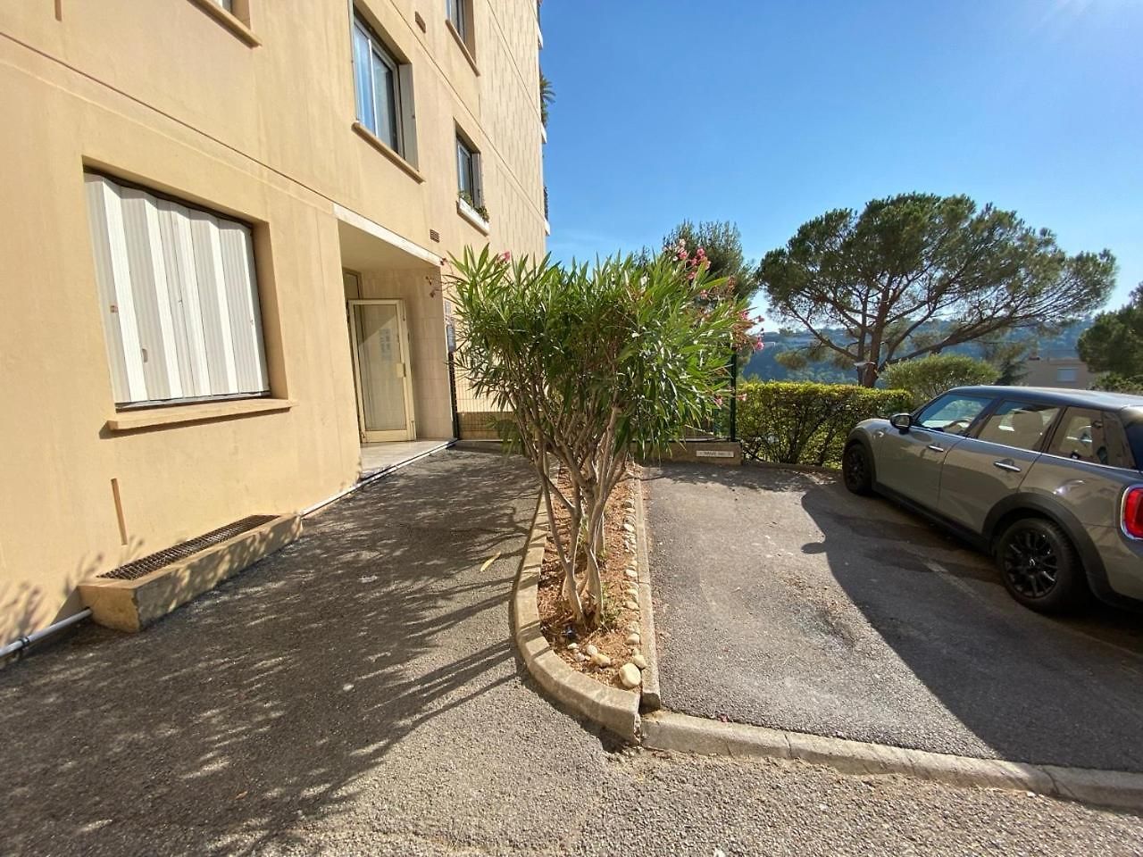 Apartment Hillside With 100 Sqm Private Garden Nice