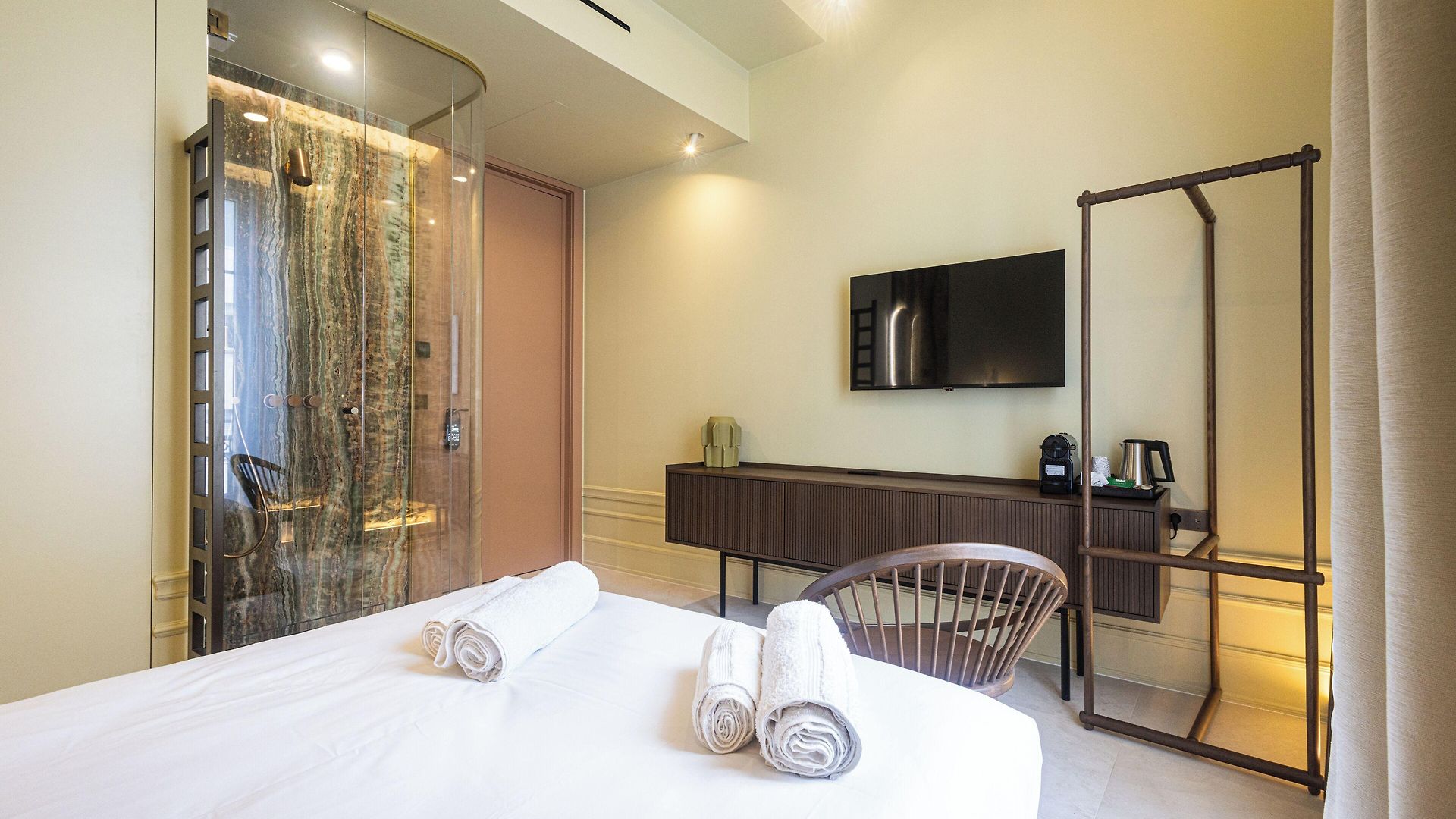 Hotel Naomi